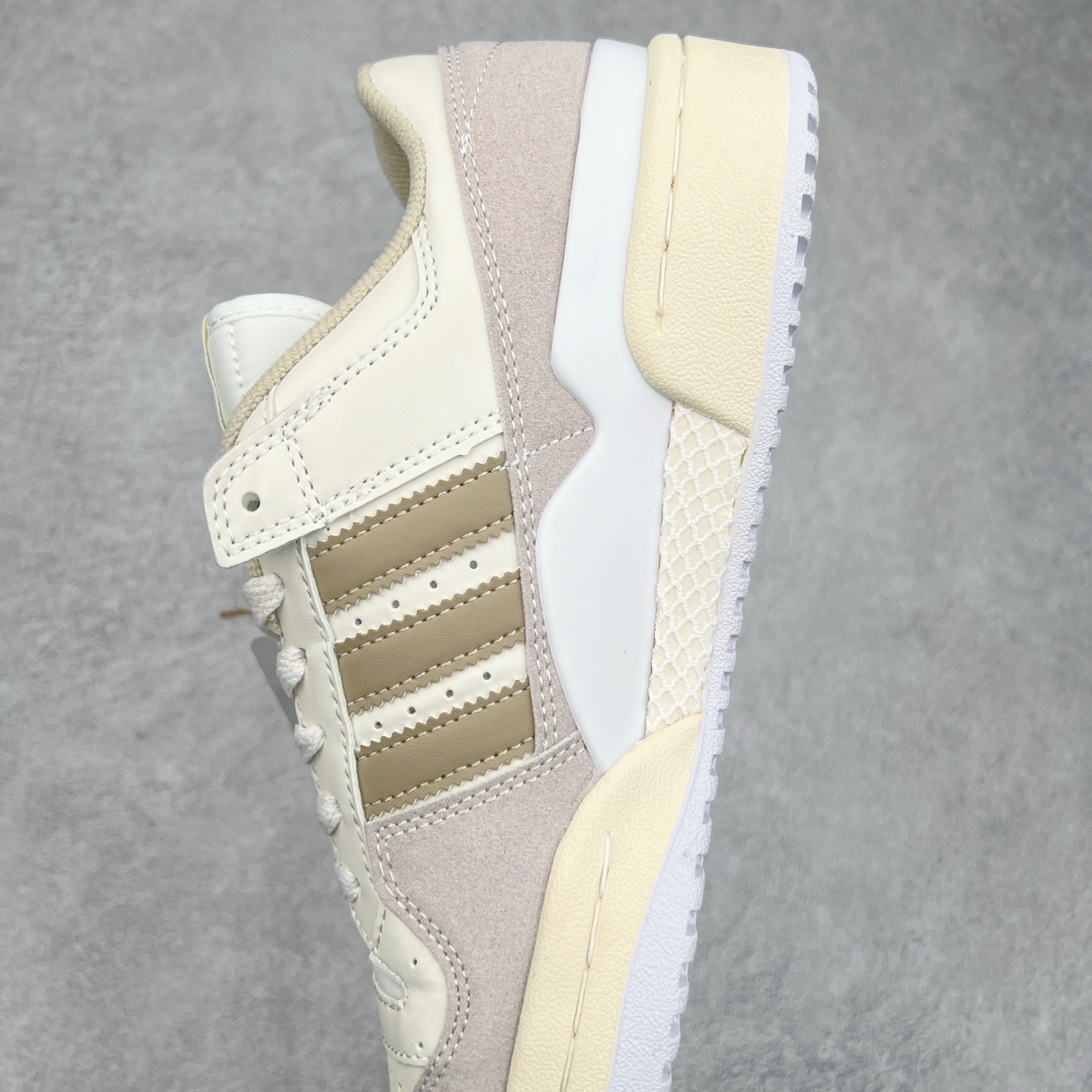 图片[7]-＃特价福利 AD Forum 84 Low OG 低帮百搭潮流休闲运动板鞋 以复古篮球鞋的外形为基础 采用皮革拼接 简约百搭 更加贴合舒适 中底内侧网格造型起到点睛之笔 外底橡胶 更显复古 尺码：36 36.5 37.5 38 38.5 39 40 40.5 41 42 42.5 43 44 44.5 45-选品中心