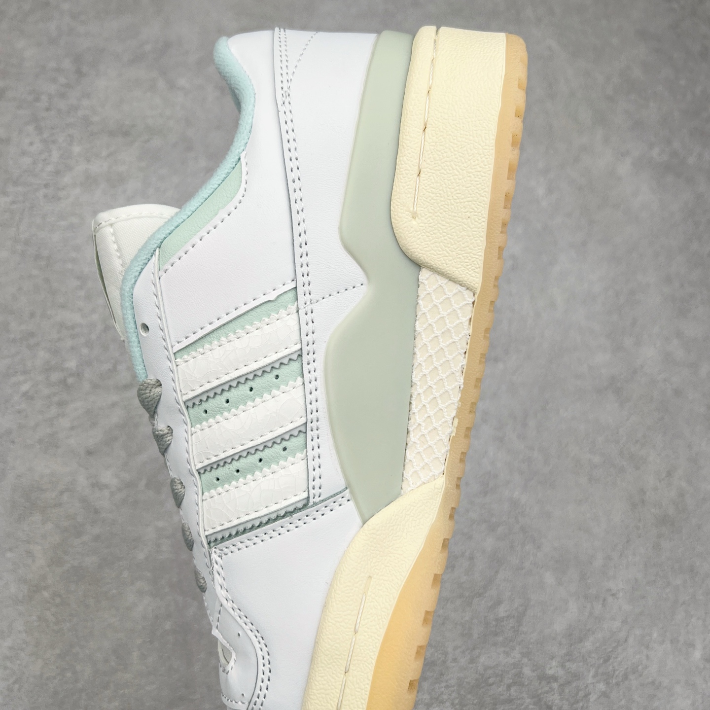 图片[7]-＃特价福利 AD Forum 84 Low OG 低帮百搭潮流休闲运动板鞋 以复古篮球鞋的外形为基础 采用皮革拼接 简约百搭 更加贴合舒适 中底内侧网格造型起到点睛之笔 外底橡胶 更显复古 尺码：36 36.5 37.5 38 38.5 39 40 40.5 41 42 42.5 43 44 44.5 45-选品中心