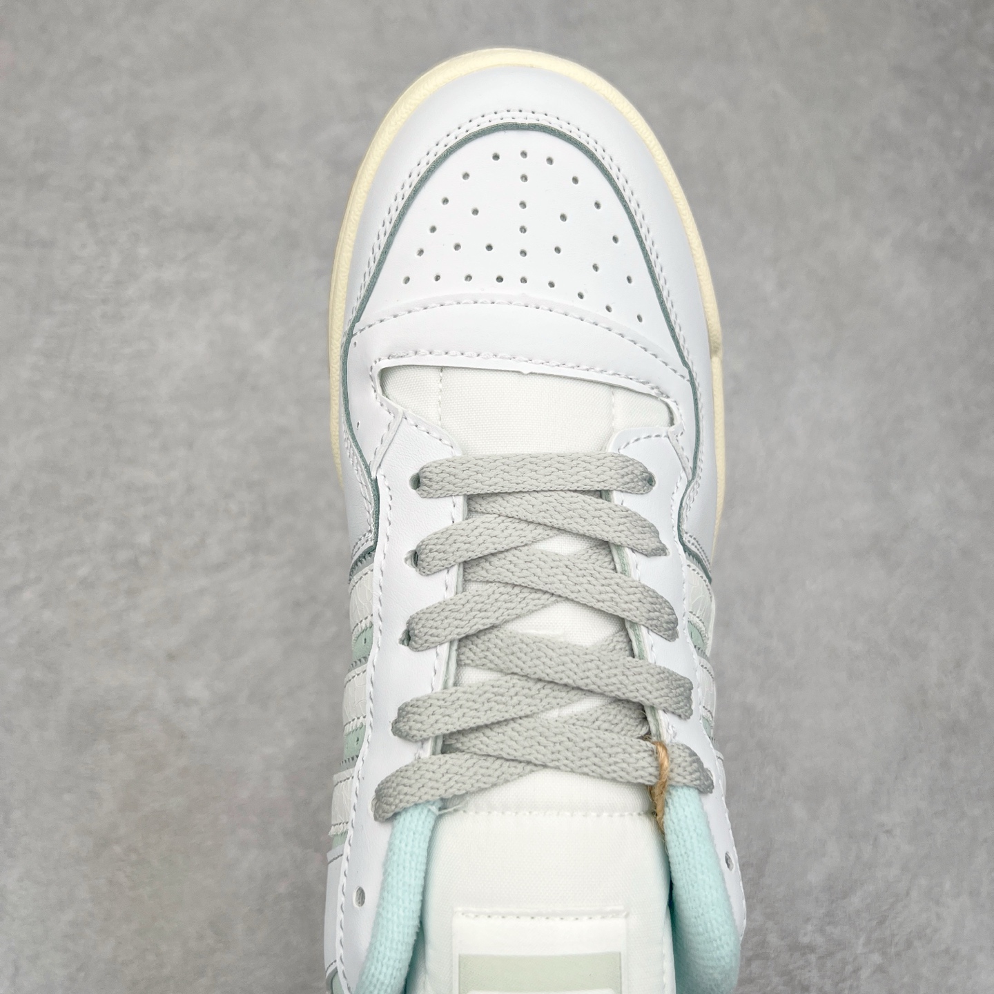 图片[4]-＃特价福利 AD Forum 84 Low OG 低帮百搭潮流休闲运动板鞋 以复古篮球鞋的外形为基础 采用皮革拼接 简约百搭 更加贴合舒适 中底内侧网格造型起到点睛之笔 外底橡胶 更显复古 尺码：36 36.5 37.5 38 38.5 39 40 40.5 41 42 42.5 43 44 44.5 45-选品中心