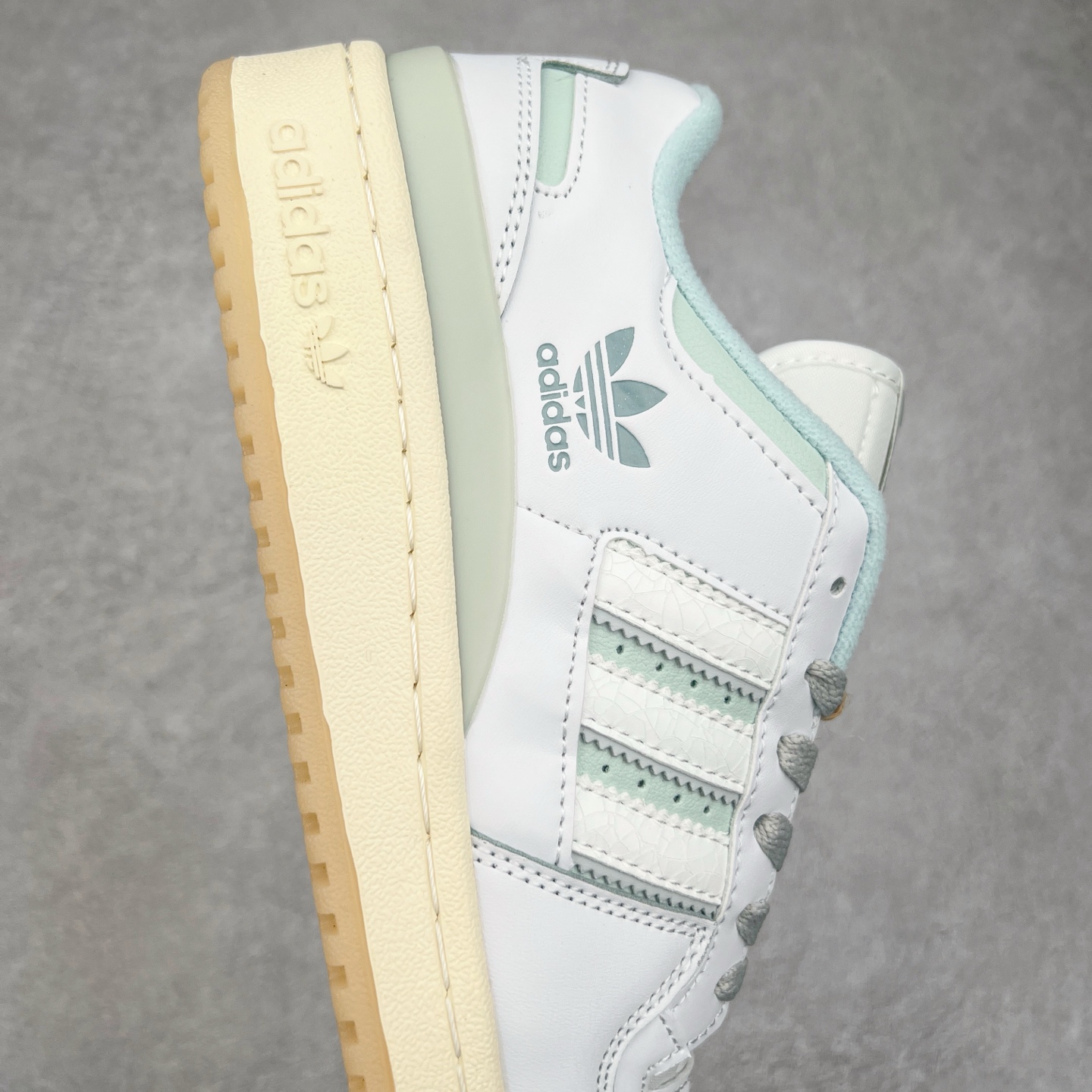 图片[6]-＃特价福利 AD Forum 84 Low OG 低帮百搭潮流休闲运动板鞋 以复古篮球鞋的外形为基础 采用皮革拼接 简约百搭 更加贴合舒适 中底内侧网格造型起到点睛之笔 外底橡胶 更显复古 尺码：36 36.5 37.5 38 38.5 39 40 40.5 41 42 42.5 43 44 44.5 45-选品中心