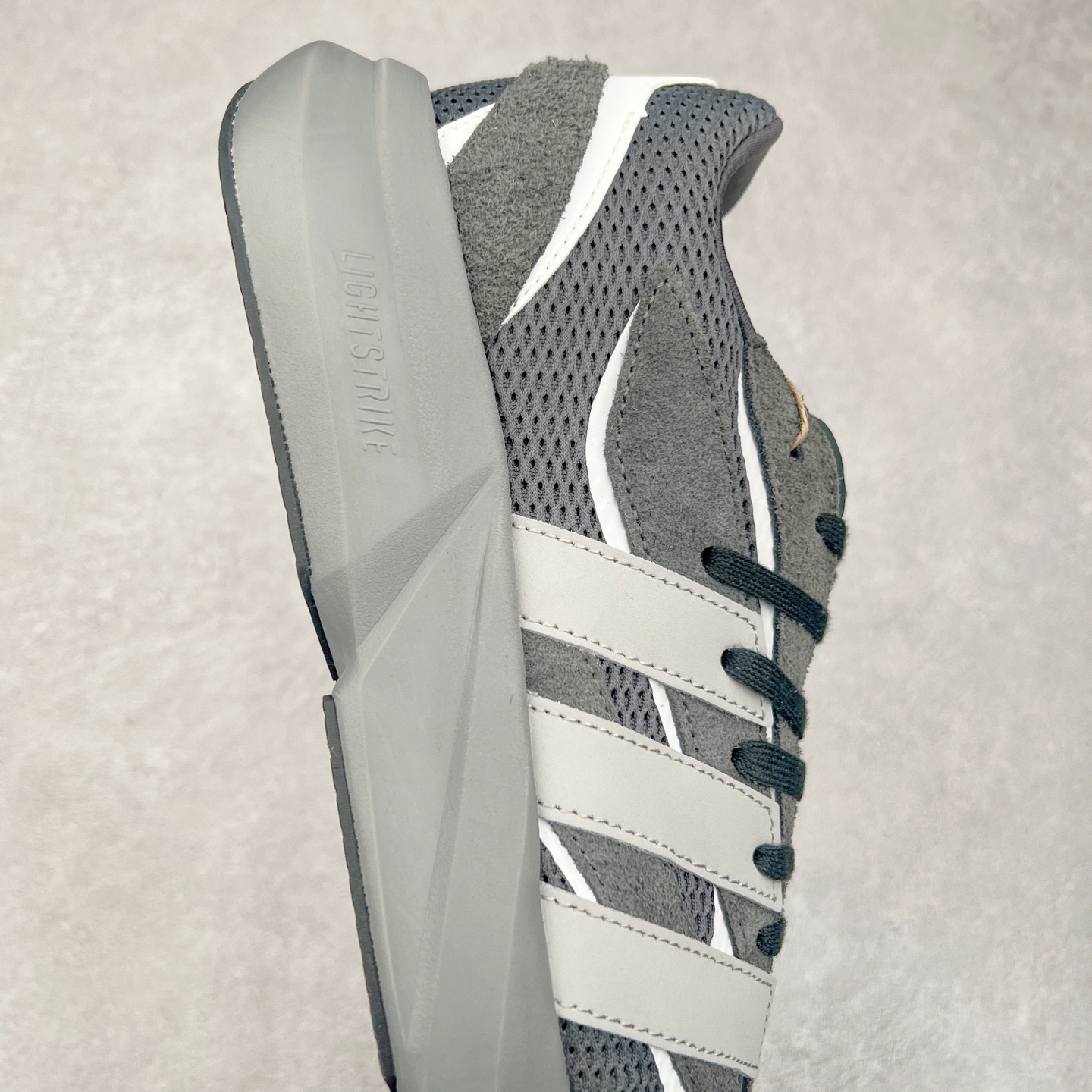 图片[6]-AD LIGHTBLAZE 流光舒适防滑耐磨低帮跑步鞋 JQ9972 前卫的专业跑鞋风格造型，LIGHTBLAZE延续了竞速美学的流线轮廓，保留住了与 AdizeroAdios Pro Evo 1相类似厚底理念和「宽三道杠」的视觉元素。尺码：36 36.5 37.5 38 38.5 39 40 40.5 41 42 42.5 43 44 44.5 45-选品中心