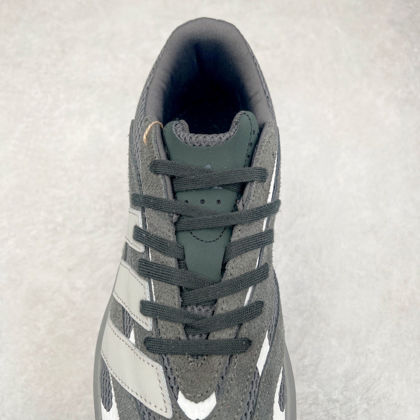 图片[5]-AD LIGHTBLAZE 流光舒适防滑耐磨低帮跑步鞋 JQ9972 前卫的专业跑鞋风格造型，LIGHTBLAZE延续了竞速美学的流线轮廓，保留住了与 AdizeroAdios Pro Evo 1相类似厚底理念和「宽三道杠」的视觉元素。尺码：36 36.5 37.5 38 38.5 39 40 40.5 41 42 42.5 43 44 44.5 45-选品中心