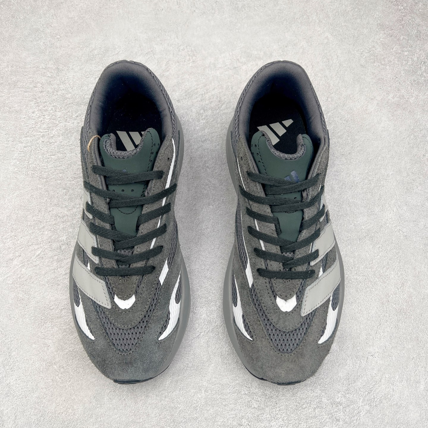 图片[2]-AD LIGHTBLAZE 流光舒适防滑耐磨低帮跑步鞋 JQ9972 前卫的专业跑鞋风格造型，LIGHTBLAZE延续了竞速美学的流线轮廓，保留住了与 AdizeroAdios Pro Evo 1相类似厚底理念和「宽三道杠」的视觉元素。尺码：36 36.5 37.5 38 38.5 39 40 40.5 41 42 42.5 43 44 44.5 45-选品中心