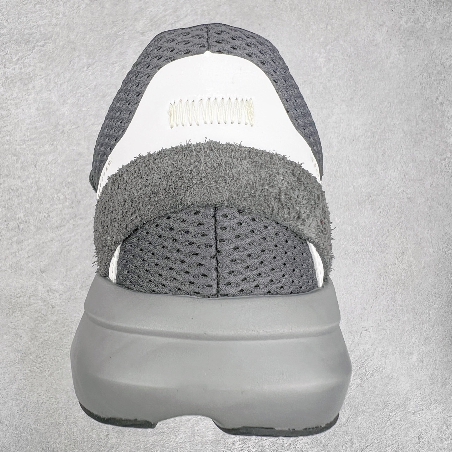 图片[8]-AD LIGHTBLAZE 流光舒适防滑耐磨低帮跑步鞋 JQ9972 前卫的专业跑鞋风格造型，LIGHTBLAZE延续了竞速美学的流线轮廓，保留住了与 AdizeroAdios Pro Evo 1相类似厚底理念和「宽三道杠」的视觉元素。尺码：36 36.5 37.5 38 38.5 39 40 40.5 41 42 42.5 43 44 44.5 45-选品中心