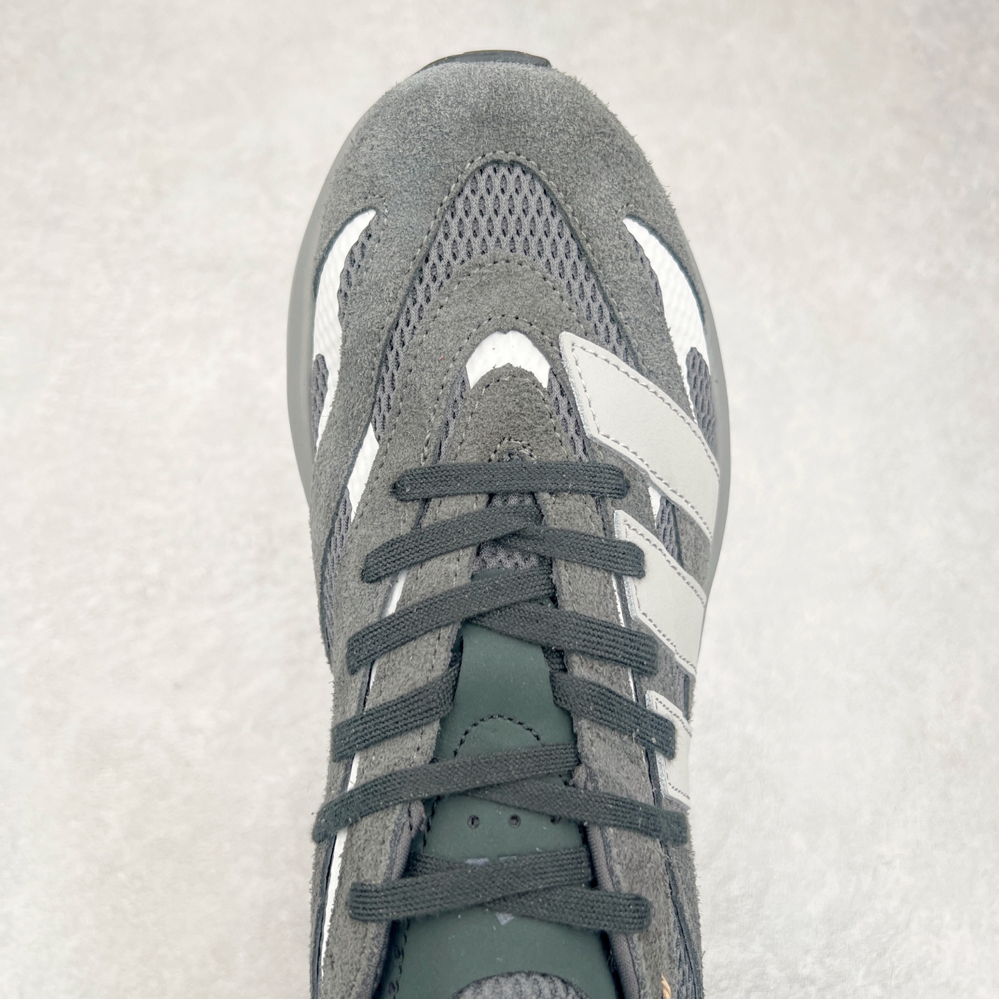 图片[4]-AD LIGHTBLAZE 流光舒适防滑耐磨低帮跑步鞋 JQ9972 前卫的专业跑鞋风格造型，LIGHTBLAZE延续了竞速美学的流线轮廓，保留住了与 AdizeroAdios Pro Evo 1相类似厚底理念和「宽三道杠」的视觉元素。尺码：36 36.5 37.5 38 38.5 39 40 40.5 41 42 42.5 43 44 44.5 45-选品中心