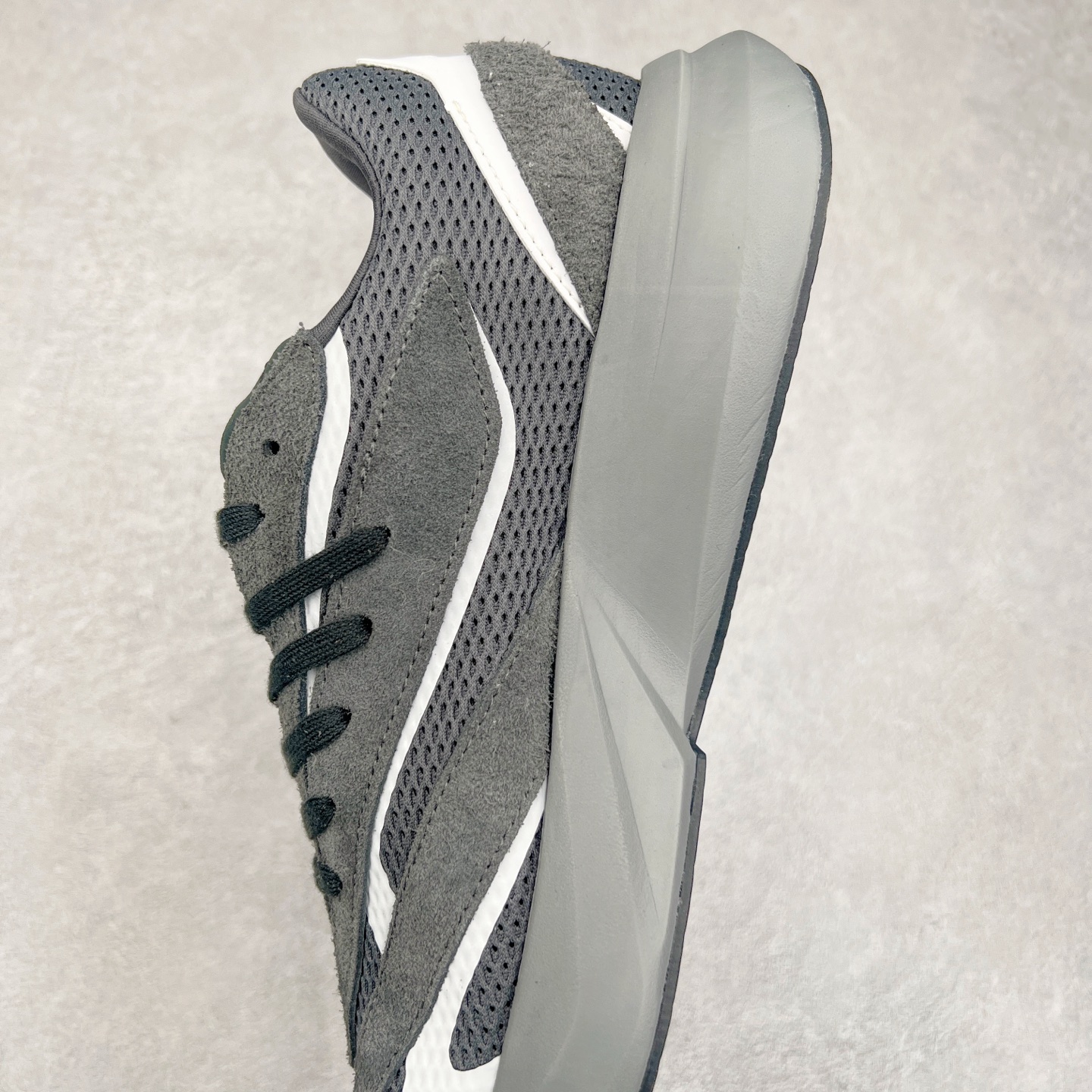 图片[7]-AD LIGHTBLAZE 流光舒适防滑耐磨低帮跑步鞋 JQ9972 前卫的专业跑鞋风格造型，LIGHTBLAZE延续了竞速美学的流线轮廓，保留住了与 AdizeroAdios Pro Evo 1相类似厚底理念和「宽三道杠」的视觉元素。尺码：36 36.5 37.5 38 38.5 39 40 40.5 41 42 42.5 43 44 44.5 45-选品中心