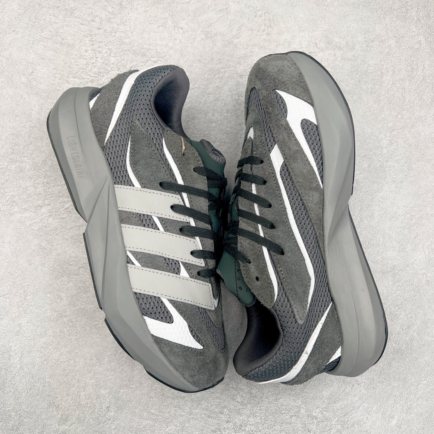 图片[3]-AD LIGHTBLAZE 流光舒适防滑耐磨低帮跑步鞋 JQ9972 前卫的专业跑鞋风格造型，LIGHTBLAZE延续了竞速美学的流线轮廓，保留住了与 AdizeroAdios Pro Evo 1相类似厚底理念和「宽三道杠」的视觉元素。尺码：36 36.5 37.5 38 38.5 39 40 40.5 41 42 42.5 43 44 44.5 45-选品中心