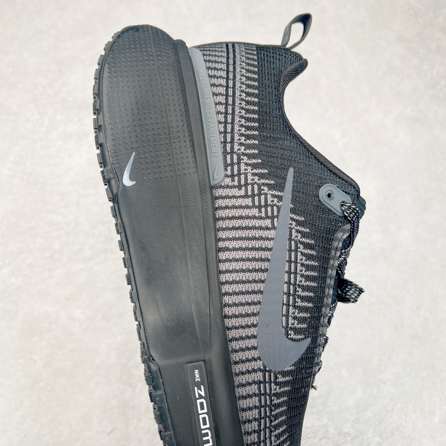 图片[6]-NK ZoomX Invincible Run Flyknit FK3 不可战胜3代系列轻量飞织低帮休闲运动慢跑鞋 此鞋专为短跑运动员而生，是为 5 至 10 公里距离的赛事和训练打造。整体设计采用流线型的轻质工程网眼材质构成鞋面，并与其他 Running 旗舰鞋款同样搭载全脚掌 ZoomX 缓冲中底，搭配 Pebax 物料与橡胶外底。ZoomX StreakFly 首发配色以“Prototype”呈现，其灵感是来自开发期间的磨损测试，透过编号的标记与内侧的预期跑步距离突出研发过程。尺码：36 36.5 37.5 38 38.5 39 40 40.5 41 42 42.5 43 44 44.5 45-选品中心