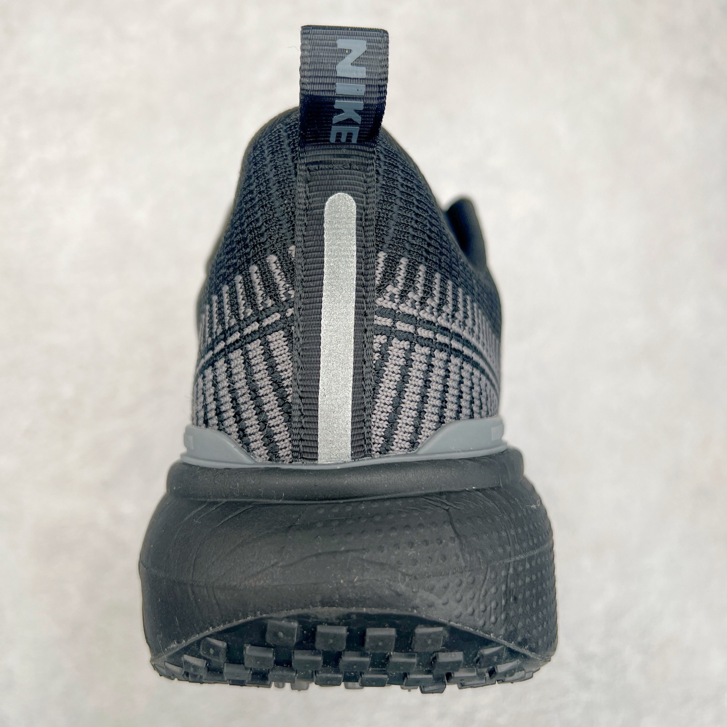 图片[8]-NK ZoomX Invincible Run Flyknit FK3 不可战胜3代系列轻量飞织低帮休闲运动慢跑鞋 此鞋专为短跑运动员而生，是为 5 至 10 公里距离的赛事和训练打造。整体设计采用流线型的轻质工程网眼材质构成鞋面，并与其他 Running 旗舰鞋款同样搭载全脚掌 ZoomX 缓冲中底，搭配 Pebax 物料与橡胶外底。ZoomX StreakFly 首发配色以“Prototype”呈现，其灵感是来自开发期间的磨损测试，透过编号的标记与内侧的预期跑步距离突出研发过程。尺码：36 36.5 37.5 38 38.5 39 40 40.5 41 42 42.5 43 44 44.5 45-选品中心