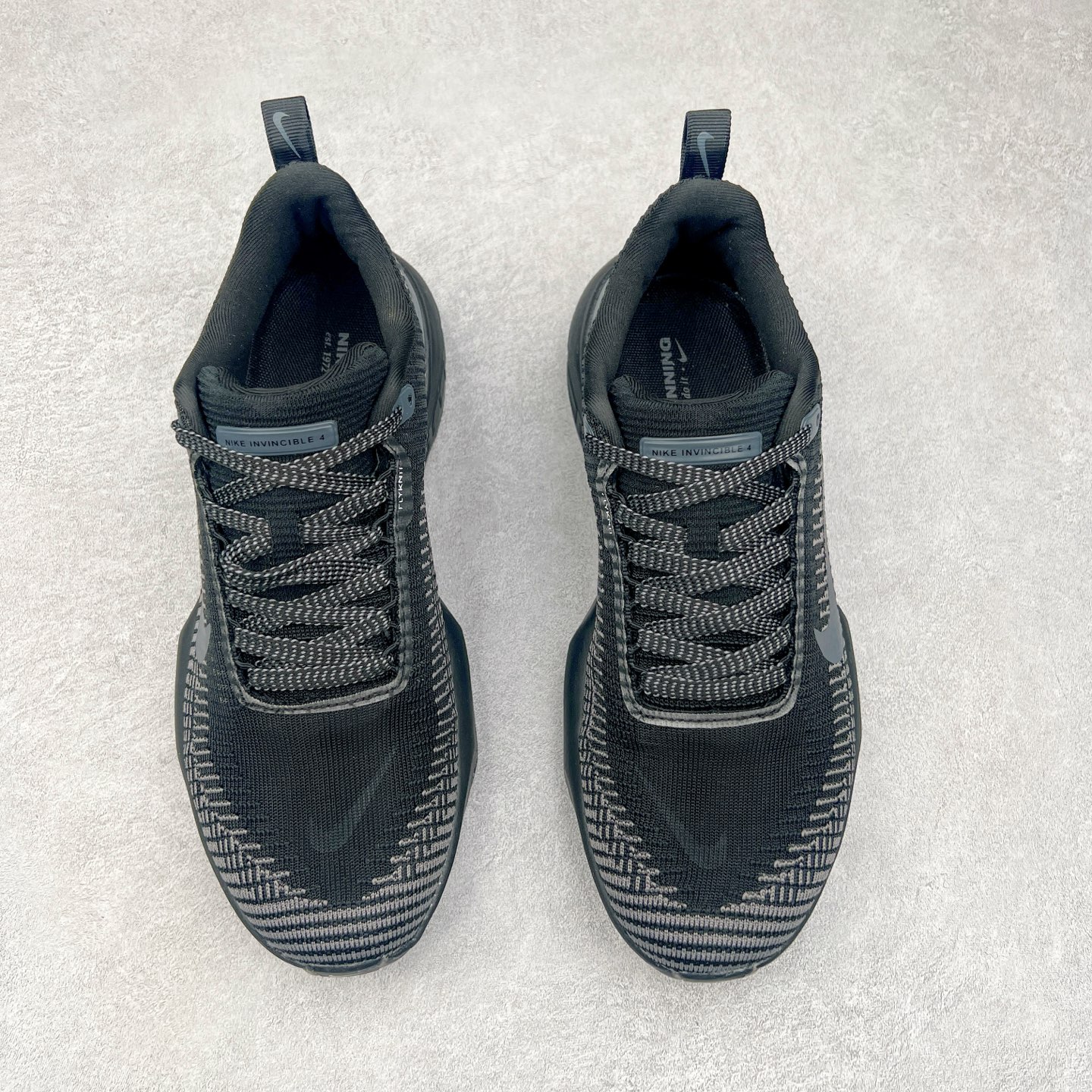 图片[2]-NK ZoomX Invincible Run Flyknit FK3 不可战胜3代系列轻量飞织低帮休闲运动慢跑鞋 此鞋专为短跑运动员而生，是为 5 至 10 公里距离的赛事和训练打造。整体设计采用流线型的轻质工程网眼材质构成鞋面，并与其他 Running 旗舰鞋款同样搭载全脚掌 ZoomX 缓冲中底，搭配 Pebax 物料与橡胶外底。ZoomX StreakFly 首发配色以“Prototype”呈现，其灵感是来自开发期间的磨损测试，透过编号的标记与内侧的预期跑步距离突出研发过程。尺码：36 36.5 37.5 38 38.5 39 40 40.5 41 42 42.5 43 44 44.5 45-选品中心