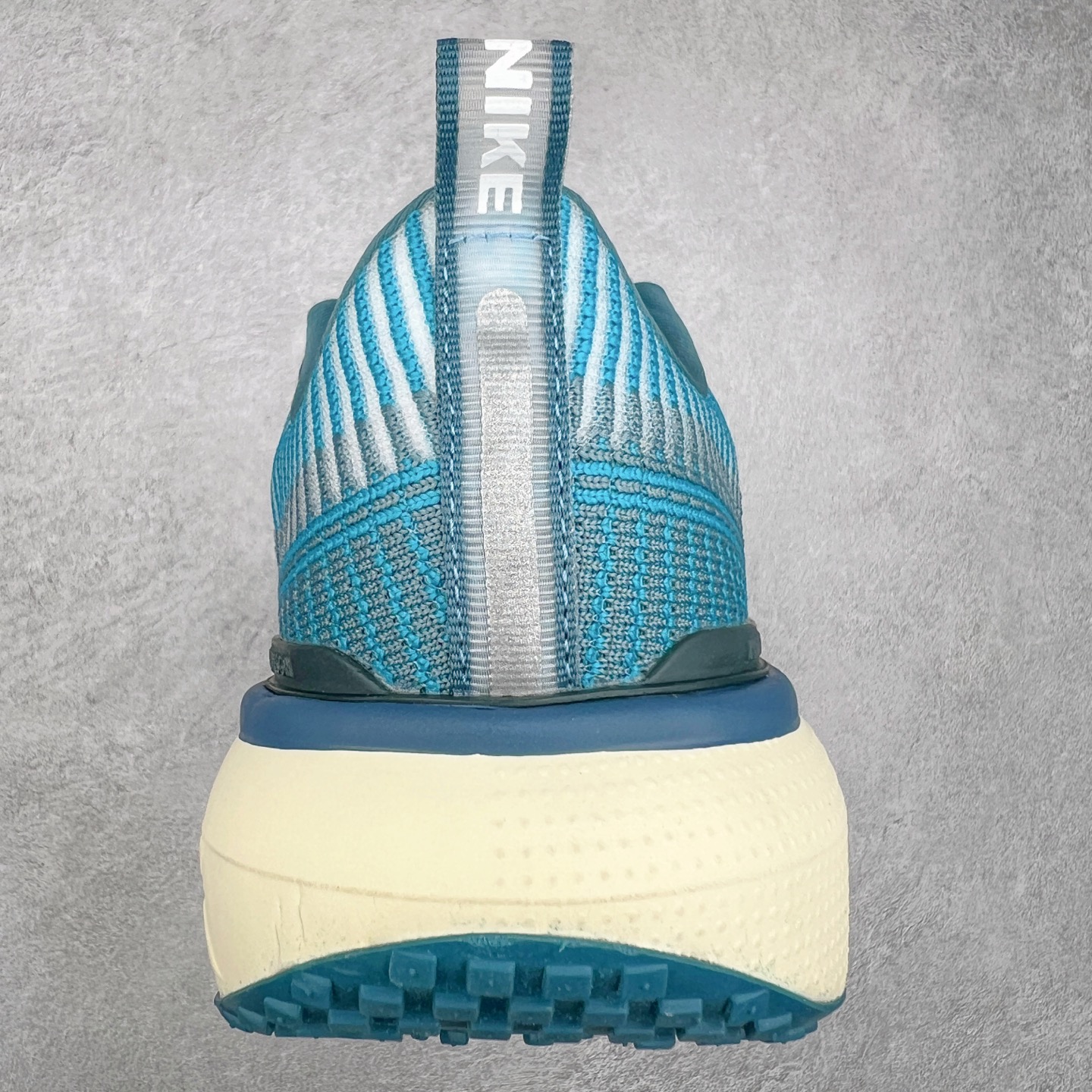 图片[8]-NK ZoomX Invincible Run Flyknit FK3 不可战胜3代系列轻量飞织低帮休闲运动慢跑鞋 此鞋专为短跑运动员而生，是为 5 至 10 公里距离的赛事和训练打造。整体设计采用流线型的轻质工程网眼材质构成鞋面，并与其他 Running 旗舰鞋款同样搭载全脚掌 ZoomX 缓冲中底，搭配 Pebax 物料与橡胶外底。ZoomX StreakFly 首发配色以“Prototype”呈现，其灵感是来自开发期间的磨损测试，透过编号的标记与内侧的预期跑步距离突出研发过程。尺码：36 36.5 37.5 38 38.5 39 40 40.5 41 42 42.5 43 44 44.5 45-选品中心