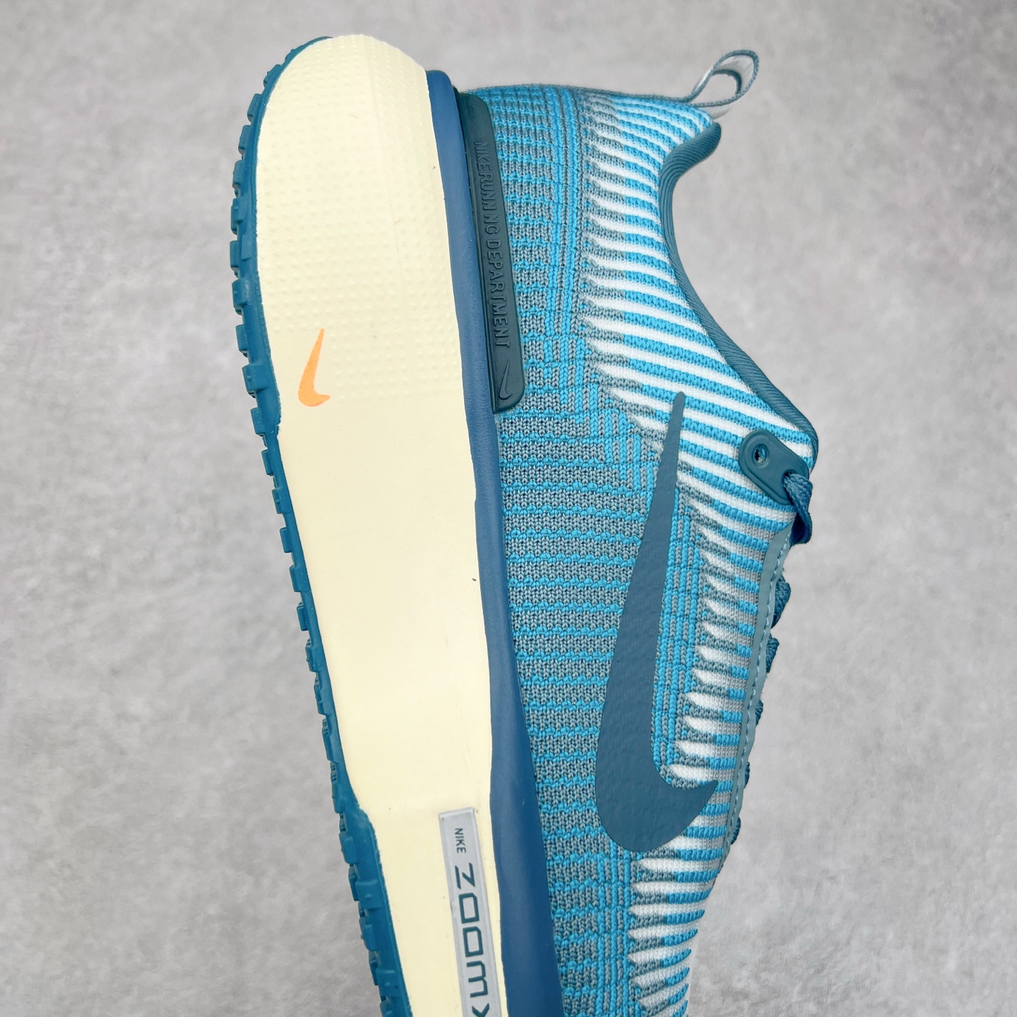 图片[6]-NK ZoomX Invincible Run Flyknit FK3 不可战胜3代系列轻量飞织低帮休闲运动慢跑鞋 此鞋专为短跑运动员而生，是为 5 至 10 公里距离的赛事和训练打造。整体设计采用流线型的轻质工程网眼材质构成鞋面，并与其他 Running 旗舰鞋款同样搭载全脚掌 ZoomX 缓冲中底，搭配 Pebax 物料与橡胶外底。ZoomX StreakFly 首发配色以“Prototype”呈现，其灵感是来自开发期间的磨损测试，透过编号的标记与内侧的预期跑步距离突出研发过程。尺码：36 36.5 37.5 38 38.5 39 40 40.5 41 42 42.5 43 44 44.5 45-选品中心