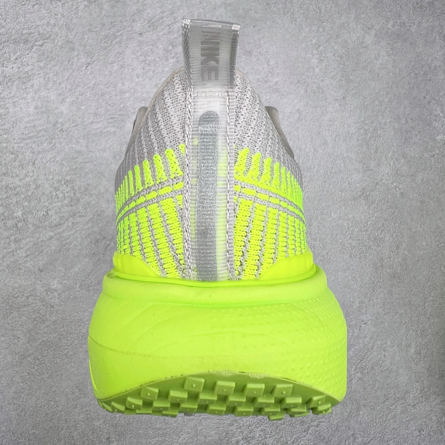 图片[8]-NK ZoomX Invincible Run Flyknit FK3 不可战胜3代系列轻量飞织低帮休闲运动慢跑鞋 此鞋专为短跑运动员而生，是为 5 至 10 公里距离的赛事和训练打造。整体设计采用流线型的轻质工程网眼材质构成鞋面，并与其他 Running 旗舰鞋款同样搭载全脚掌 ZoomX 缓冲中底，搭配 Pebax 物料与橡胶外底。ZoomX StreakFly 首发配色以“Prototype”呈现，其灵感是来自开发期间的磨损测试，透过编号的标记与内侧的预期跑步距离突出研发过程。尺码：36 36.5 37.5 38 38.5 39 40 40.5 41 42 42.5 43 44 44.5 45-选品中心