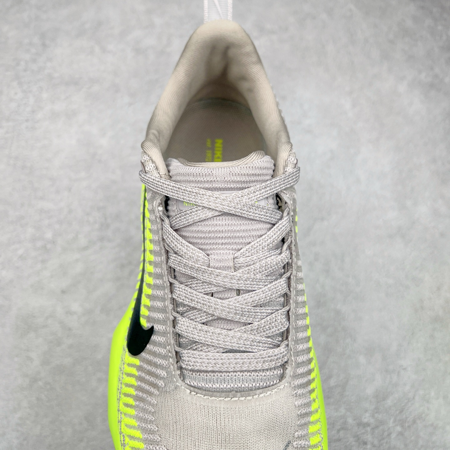 图片[5]-NK ZoomX Invincible Run Flyknit FK3 不可战胜3代系列轻量飞织低帮休闲运动慢跑鞋 此鞋专为短跑运动员而生，是为 5 至 10 公里距离的赛事和训练打造。整体设计采用流线型的轻质工程网眼材质构成鞋面，并与其他 Running 旗舰鞋款同样搭载全脚掌 ZoomX 缓冲中底，搭配 Pebax 物料与橡胶外底。ZoomX StreakFly 首发配色以“Prototype”呈现，其灵感是来自开发期间的磨损测试，透过编号的标记与内侧的预期跑步距离突出研发过程。尺码：36 36.5 37.5 38 38.5 39 40 40.5 41 42 42.5 43 44 44.5 45-选品中心