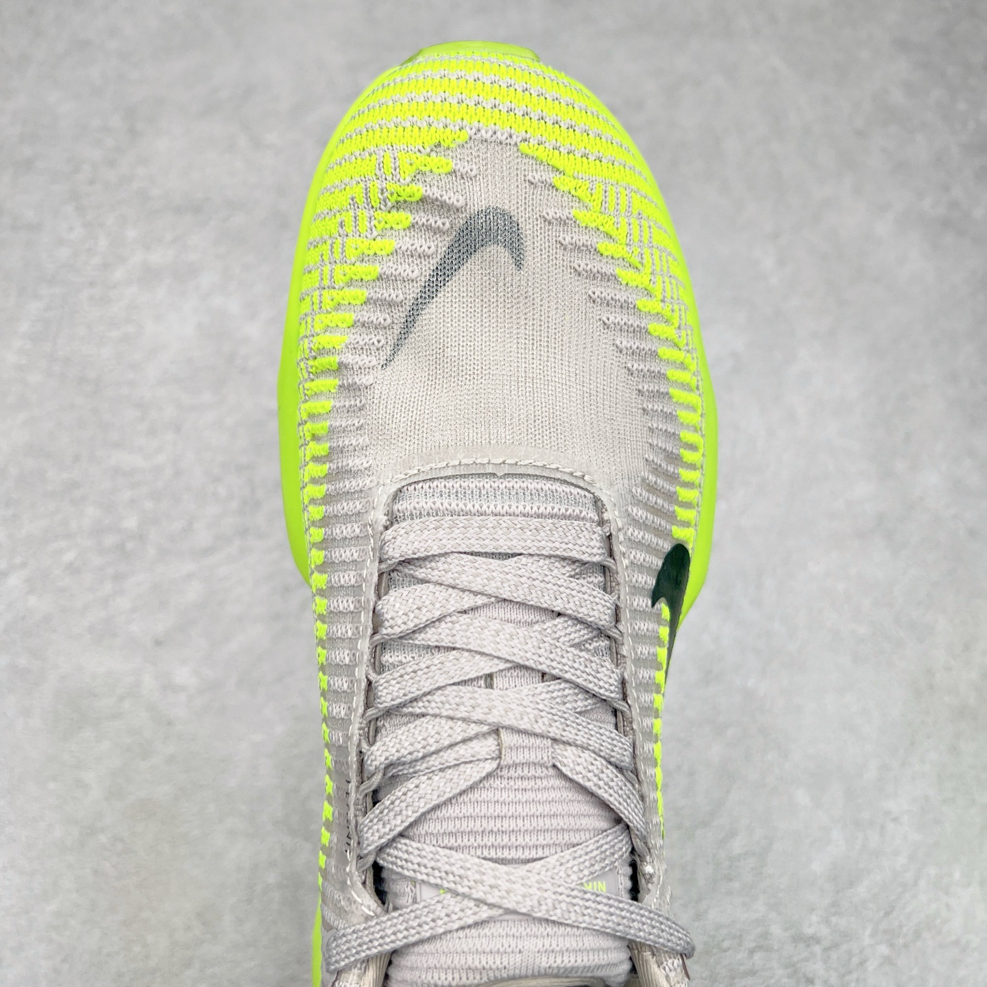 图片[4]-NK ZoomX Invincible Run Flyknit FK3 不可战胜3代系列轻量飞织低帮休闲运动慢跑鞋 此鞋专为短跑运动员而生，是为 5 至 10 公里距离的赛事和训练打造。整体设计采用流线型的轻质工程网眼材质构成鞋面，并与其他 Running 旗舰鞋款同样搭载全脚掌 ZoomX 缓冲中底，搭配 Pebax 物料与橡胶外底。ZoomX StreakFly 首发配色以“Prototype”呈现，其灵感是来自开发期间的磨损测试，透过编号的标记与内侧的预期跑步距离突出研发过程。尺码：36 36.5 37.5 38 38.5 39 40 40.5 41 42 42.5 43 44 44.5 45-选品中心