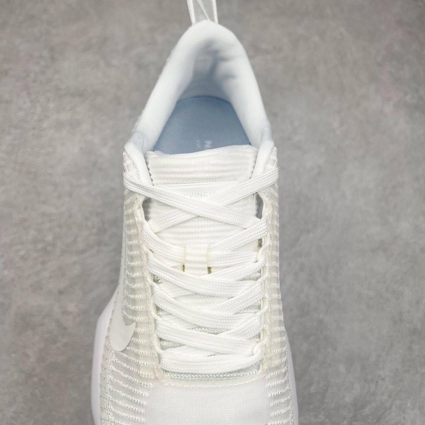 图片[5]-NK ZoomX Invincible Run Flyknit FK3 不可战胜3代系列轻量飞织低帮休闲运动慢跑鞋 此鞋专为短跑运动员而生，是为 5 至 10 公里距离的赛事和训练打造。整体设计采用流线型的轻质工程网眼材质构成鞋面，并与其他 Running 旗舰鞋款同样搭载全脚掌 ZoomX 缓冲中底，搭配 Pebax 物料与橡胶外底。ZoomX StreakFly 首发配色以“Prototype”呈现，其灵感是来自开发期间的磨损测试，透过编号的标记与内侧的预期跑步距离突出研发过程。尺码：36 36.5 37.5 38 38.5 39 40 40.5 41 42 42.5 43 44 44.5 45-选品中心