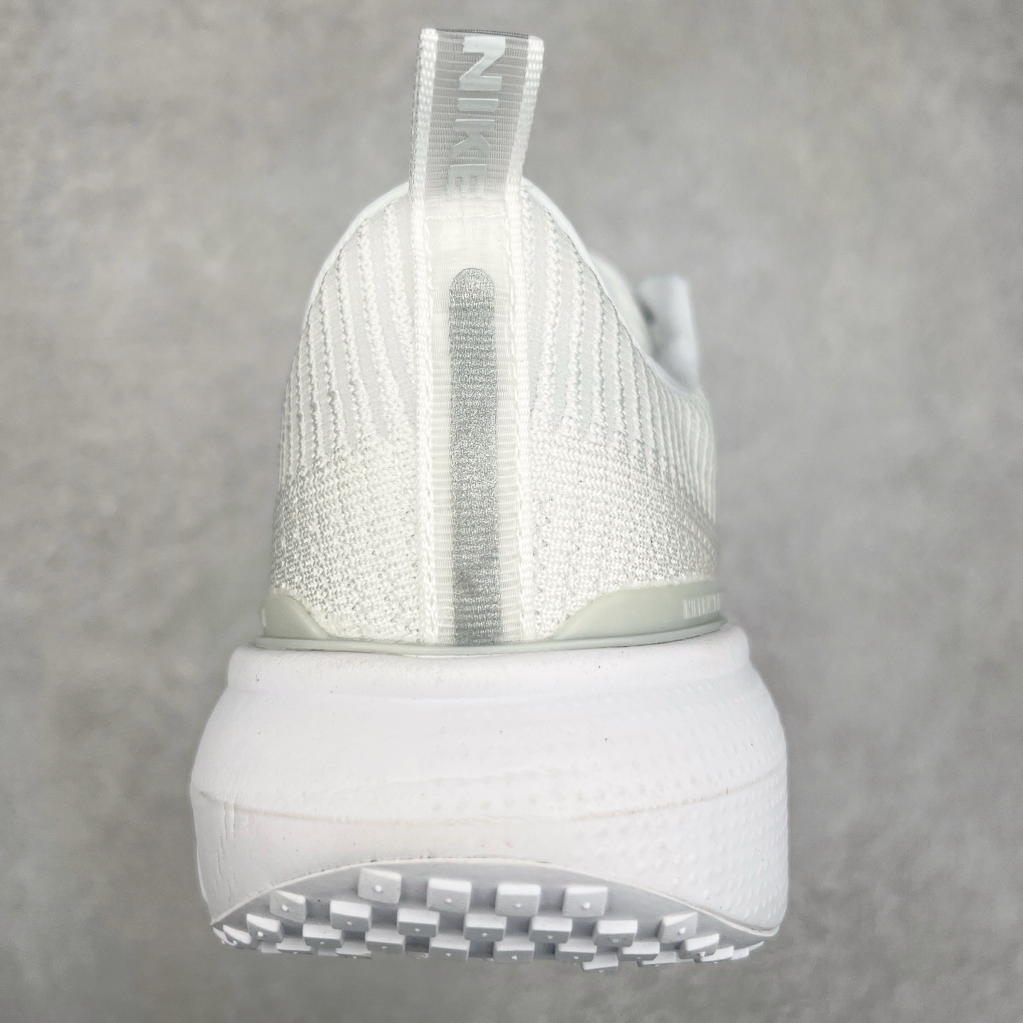 图片[8]-NK ZoomX Invincible Run Flyknit FK3 不可战胜3代系列轻量飞织低帮休闲运动慢跑鞋 此鞋专为短跑运动员而生，是为 5 至 10 公里距离的赛事和训练打造。整体设计采用流线型的轻质工程网眼材质构成鞋面，并与其他 Running 旗舰鞋款同样搭载全脚掌 ZoomX 缓冲中底，搭配 Pebax 物料与橡胶外底。ZoomX StreakFly 首发配色以“Prototype”呈现，其灵感是来自开发期间的磨损测试，透过编号的标记与内侧的预期跑步距离突出研发过程。尺码：36 36.5 37.5 38 38.5 39 40 40.5 41 42 42.5 43 44 44.5 45-选品中心