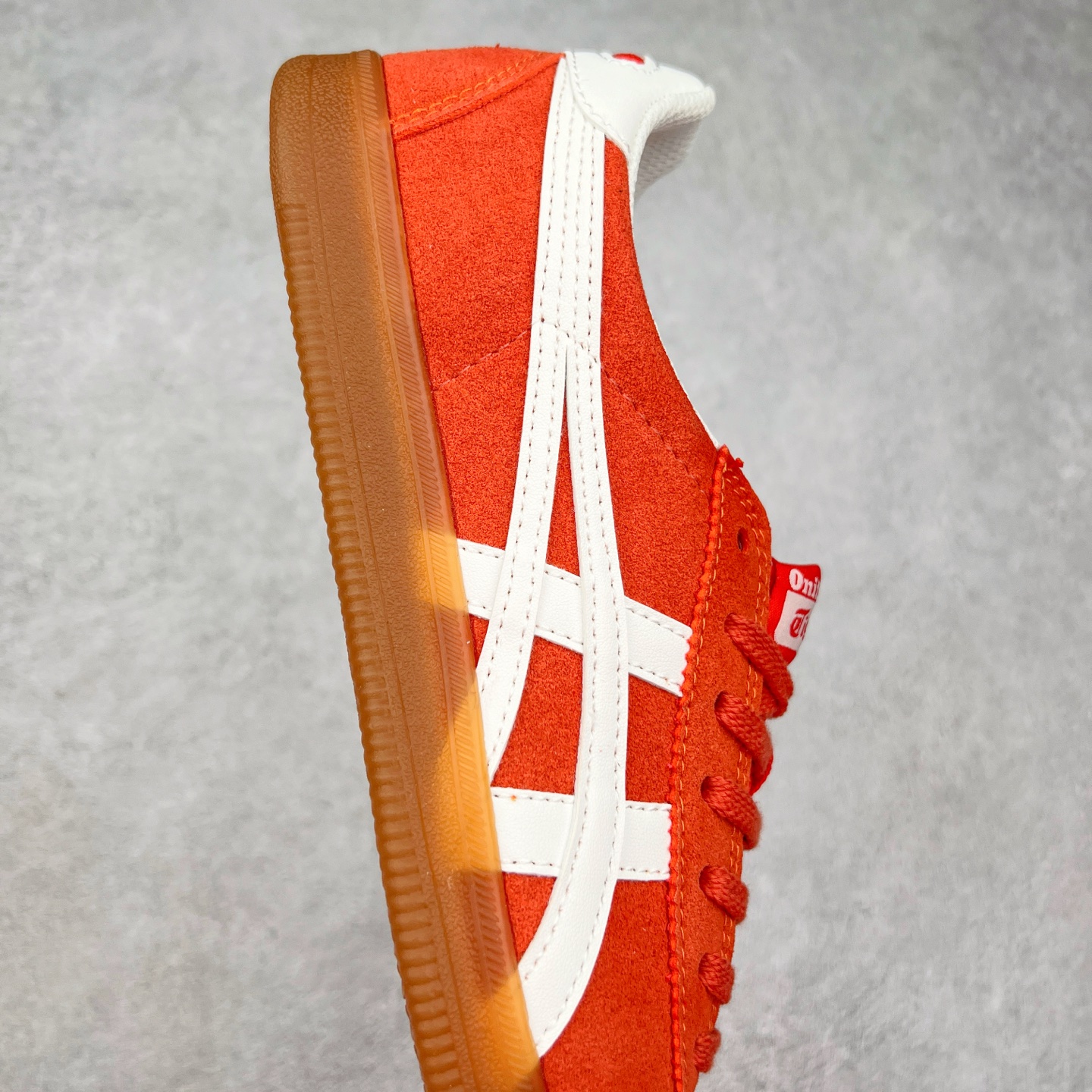 图片[6]-＃特价福利 Asics Onitsuka Tige TOKUTEN 亚瑟士鬼冢虎男女士复古跑鞋街拍潮鞋低帮板鞋经典款中性复古运动鞋 轻盈舒适 时尚与复古与一体 轻盈的款式 适合夏天~简单的设定配合修长的线条 全鞋身均以麖皮打造 散发着日本新一代的潮流品味 无论配衬任何造型都能胜任 Tokuten 精神来自80年代的室内用鞋 T-TOE前足补强设计 环状中底底部结构 橡胶大底元素 防滑耐磨的同时保持着鞋子的轻盈 并提供良好牵引力 脚感柔软舒适 长时间行走也不会觉得脚部不适 经典复刻款 休闲百搭 中性款男女都可穿 尺码：36 37 37.5 38 39 40.5 41.5 42 42.5 43.5 44 45-选品中心