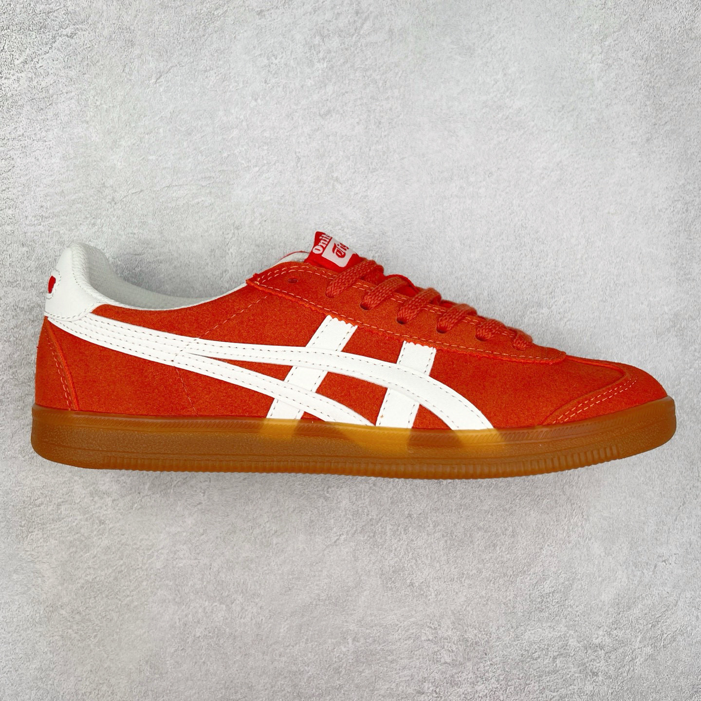 ＃特价福利 Asics Onitsuka Tige TOKUTEN 亚瑟士鬼冢虎男女士复古跑鞋街拍潮鞋低帮板鞋经典款中性复古运动鞋 轻盈舒适 时尚与复古与一体 轻盈的款式 适合夏天~简单的设定配合修长的线条 全鞋身均以麖皮打造 散发着日本新一代的潮流品味 无论配衬任何造型都能胜任 Tokuten 精神来自80年代的室内用鞋 T-TOE前足补强设计 环状中底底部结构 橡胶大底元素 防滑耐磨的同时保持着鞋子的轻盈 并提供良好牵引力 脚感柔软舒适 长时间行走也不会觉得脚部不适 经典复刻款 休闲百搭 中性款男女都可穿 尺码：36 37 37.5 38 39 40.5 41.5 42 42.5 43.5 44 45-选品中心