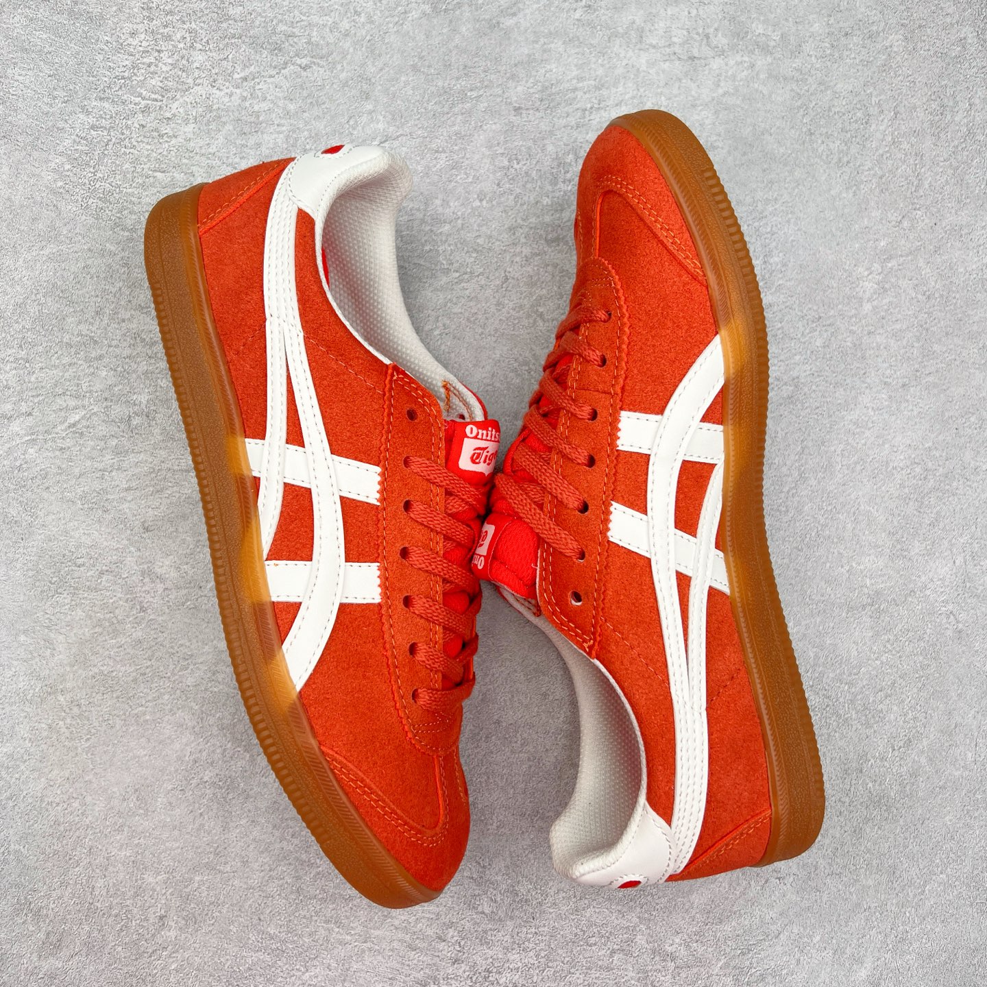 图片[3]-＃特价福利 Asics Onitsuka Tige TOKUTEN 亚瑟士鬼冢虎男女士复古跑鞋街拍潮鞋低帮板鞋经典款中性复古运动鞋 轻盈舒适 时尚与复古与一体 轻盈的款式 适合夏天~简单的设定配合修长的线条 全鞋身均以麖皮打造 散发着日本新一代的潮流品味 无论配衬任何造型都能胜任 Tokuten 精神来自80年代的室内用鞋 T-TOE前足补强设计 环状中底底部结构 橡胶大底元素 防滑耐磨的同时保持着鞋子的轻盈 并提供良好牵引力 脚感柔软舒适 长时间行走也不会觉得脚部不适 经典复刻款 休闲百搭 中性款男女都可穿 尺码：36 37 37.5 38 39 40.5 41.5 42 42.5 43.5 44 45-选品中心