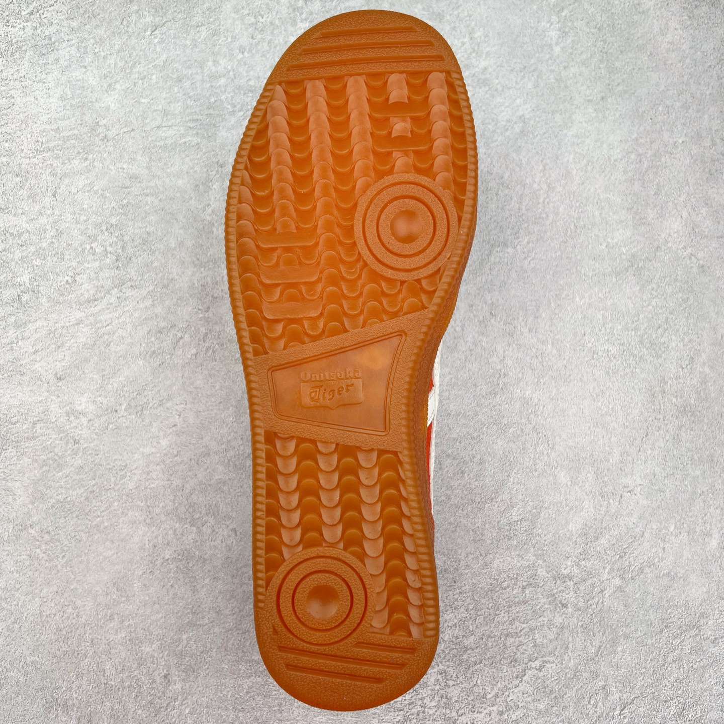 图片[9]-＃特价福利 Asics Onitsuka Tige TOKUTEN 亚瑟士鬼冢虎男女士复古跑鞋街拍潮鞋低帮板鞋经典款中性复古运动鞋 轻盈舒适 时尚与复古与一体 轻盈的款式 适合夏天~简单的设定配合修长的线条 全鞋身均以麖皮打造 散发着日本新一代的潮流品味 无论配衬任何造型都能胜任 Tokuten 精神来自80年代的室内用鞋 T-TOE前足补强设计 环状中底底部结构 橡胶大底元素 防滑耐磨的同时保持着鞋子的轻盈 并提供良好牵引力 脚感柔软舒适 长时间行走也不会觉得脚部不适 经典复刻款 休闲百搭 中性款男女都可穿 尺码：36 37 37.5 38 39 40.5 41.5 42 42.5 43.5 44 45-选品中心