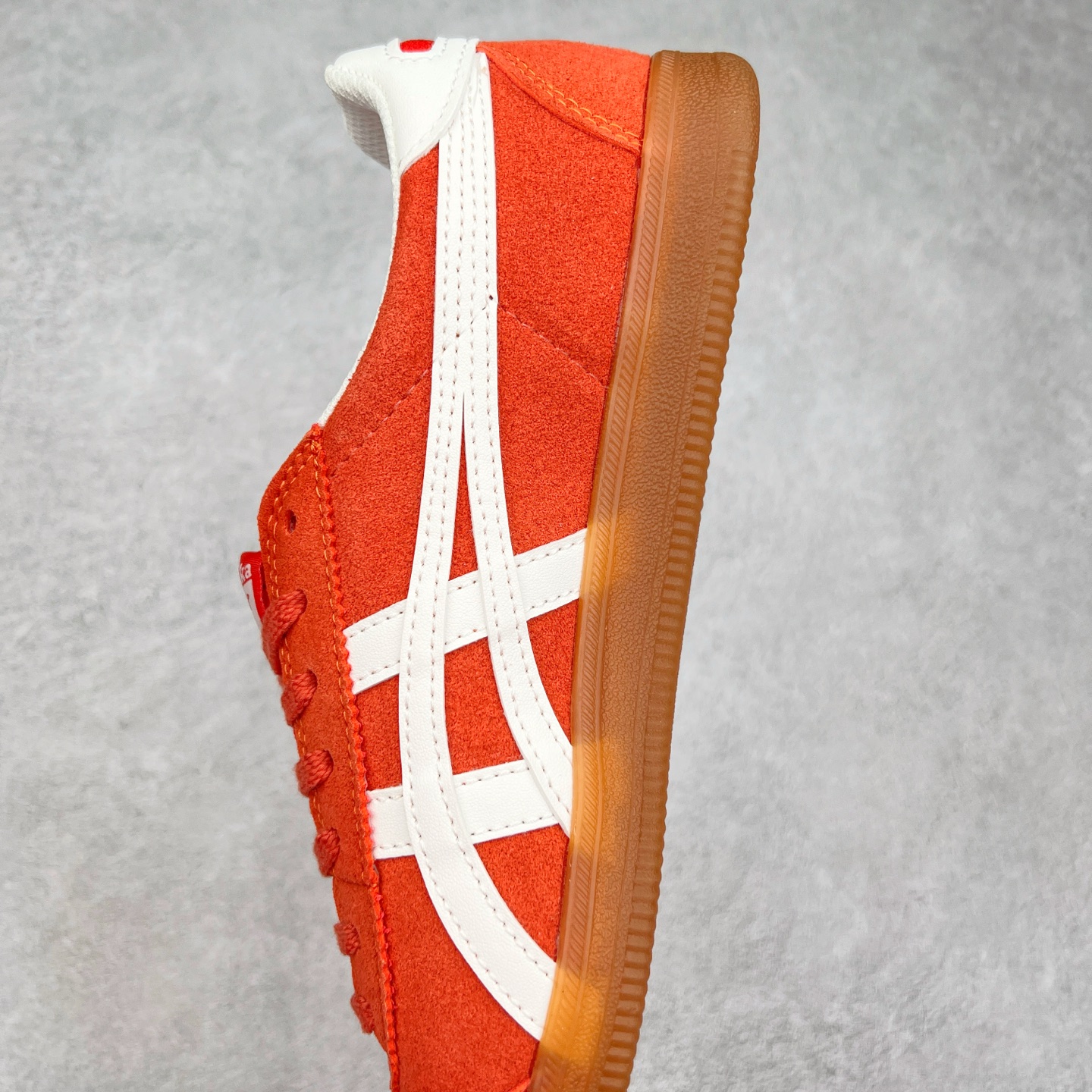 图片[7]-＃特价福利 Asics Onitsuka Tige TOKUTEN 亚瑟士鬼冢虎男女士复古跑鞋街拍潮鞋低帮板鞋经典款中性复古运动鞋 轻盈舒适 时尚与复古与一体 轻盈的款式 适合夏天~简单的设定配合修长的线条 全鞋身均以麖皮打造 散发着日本新一代的潮流品味 无论配衬任何造型都能胜任 Tokuten 精神来自80年代的室内用鞋 T-TOE前足补强设计 环状中底底部结构 橡胶大底元素 防滑耐磨的同时保持着鞋子的轻盈 并提供良好牵引力 脚感柔软舒适 长时间行走也不会觉得脚部不适 经典复刻款 休闲百搭 中性款男女都可穿 尺码：36 37 37.5 38 39 40.5 41.5 42 42.5 43.5 44 45-选品中心