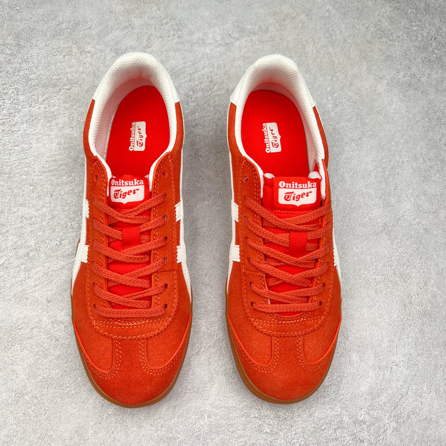 图片[2]-＃特价福利 Asics Onitsuka Tige TOKUTEN 亚瑟士鬼冢虎男女士复古跑鞋街拍潮鞋低帮板鞋经典款中性复古运动鞋 轻盈舒适 时尚与复古与一体 轻盈的款式 适合夏天~简单的设定配合修长的线条 全鞋身均以麖皮打造 散发着日本新一代的潮流品味 无论配衬任何造型都能胜任 Tokuten 精神来自80年代的室内用鞋 T-TOE前足补强设计 环状中底底部结构 橡胶大底元素 防滑耐磨的同时保持着鞋子的轻盈 并提供良好牵引力 脚感柔软舒适 长时间行走也不会觉得脚部不适 经典复刻款 休闲百搭 中性款男女都可穿 尺码：36 37 37.5 38 39 40.5 41.5 42 42.5 43.5 44 45-选品中心