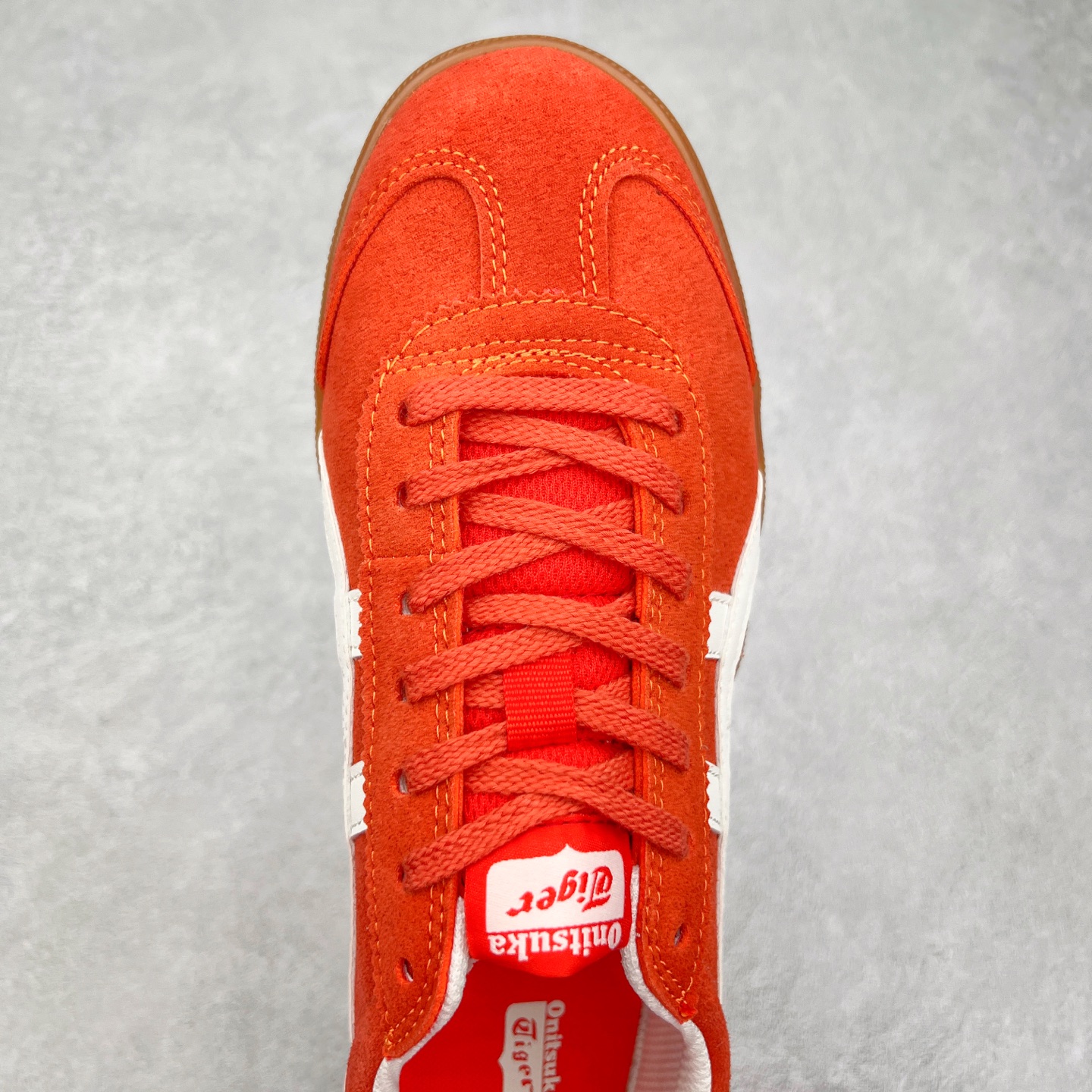 图片[4]-＃特价福利 Asics Onitsuka Tige TOKUTEN 亚瑟士鬼冢虎男女士复古跑鞋街拍潮鞋低帮板鞋经典款中性复古运动鞋 轻盈舒适 时尚与复古与一体 轻盈的款式 适合夏天~简单的设定配合修长的线条 全鞋身均以麖皮打造 散发着日本新一代的潮流品味 无论配衬任何造型都能胜任 Tokuten 精神来自80年代的室内用鞋 T-TOE前足补强设计 环状中底底部结构 橡胶大底元素 防滑耐磨的同时保持着鞋子的轻盈 并提供良好牵引力 脚感柔软舒适 长时间行走也不会觉得脚部不适 经典复刻款 休闲百搭 中性款男女都可穿 尺码：36 37 37.5 38 39 40.5 41.5 42 42.5 43.5 44 45-选品中心