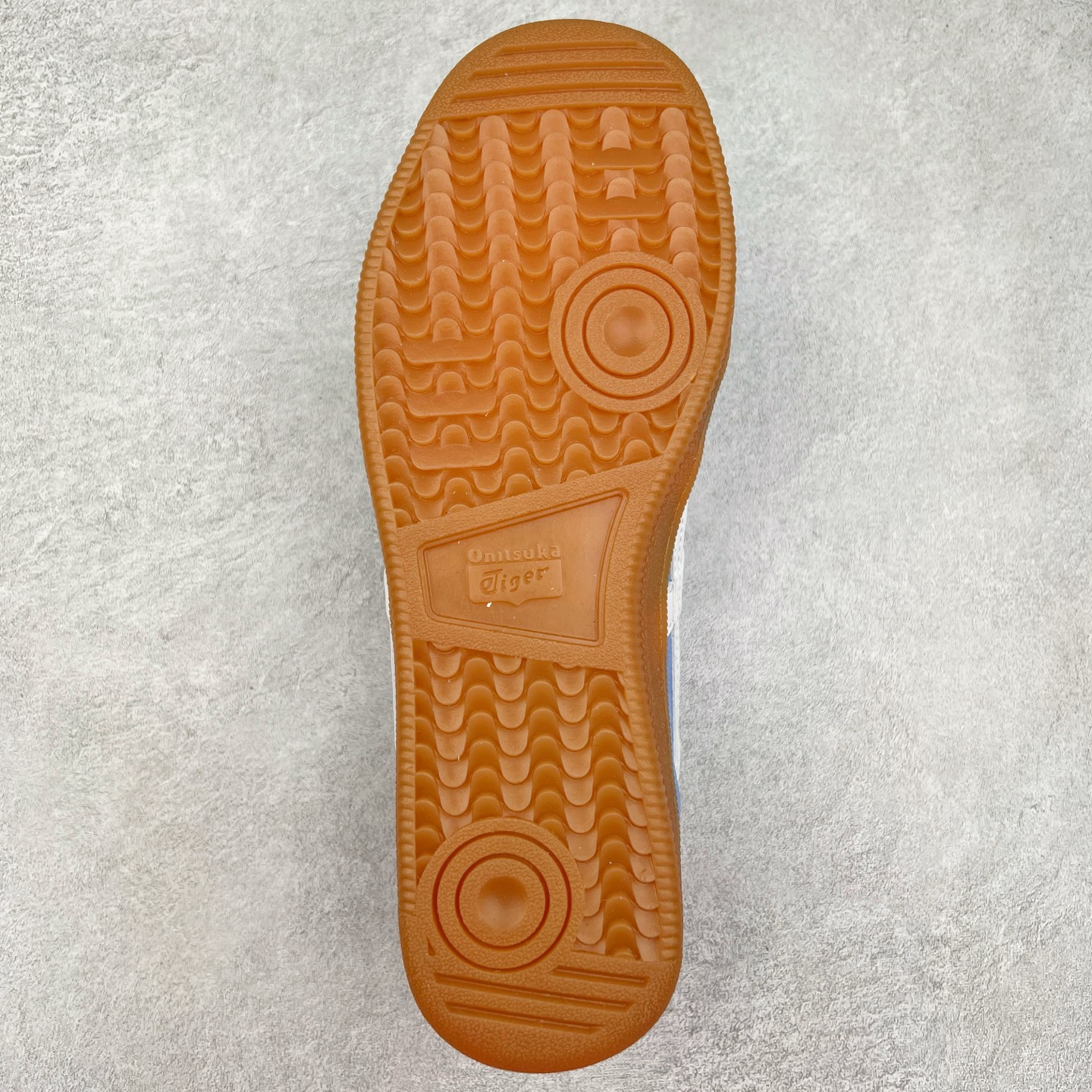 图片[9]-＃特价福利 Asics Onitsuka Tige TOKUTEN 亚瑟士鬼冢虎男女士复古跑鞋街拍潮鞋低帮板鞋经典款中性复古运动鞋 轻盈舒适 时尚与复古与一体 轻盈的款式 适合夏天~简单的设定配合修长的线条 全鞋身均以麖皮打造 散发着日本新一代的潮流品味 无论配衬任何造型都能胜任 Tokuten 精神来自80年代的室内用鞋 T-TOE前足补强设计 环状中底底部结构 橡胶大底元素 防滑耐磨的同时保持着鞋子的轻盈 并提供良好牵引力 脚感柔软舒适 长时间行走也不会觉得脚部不适 经典复刻款 休闲百搭 中性款男女都可穿 尺码：36 37 37.5 38 39 40.5 41.5 42 42.5 43.5 44 45-选品中心