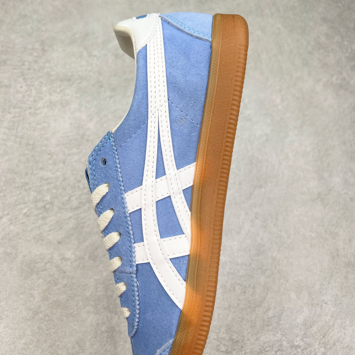 图片[7]-＃特价福利 Asics Onitsuka Tige TOKUTEN 亚瑟士鬼冢虎男女士复古跑鞋街拍潮鞋低帮板鞋经典款中性复古运动鞋 轻盈舒适 时尚与复古与一体 轻盈的款式 适合夏天~简单的设定配合修长的线条 全鞋身均以麖皮打造 散发着日本新一代的潮流品味 无论配衬任何造型都能胜任 Tokuten 精神来自80年代的室内用鞋 T-TOE前足补强设计 环状中底底部结构 橡胶大底元素 防滑耐磨的同时保持着鞋子的轻盈 并提供良好牵引力 脚感柔软舒适 长时间行走也不会觉得脚部不适 经典复刻款 休闲百搭 中性款男女都可穿 尺码：36 37 37.5 38 39 40.5 41.5 42 42.5 43.5 44 45-选品中心