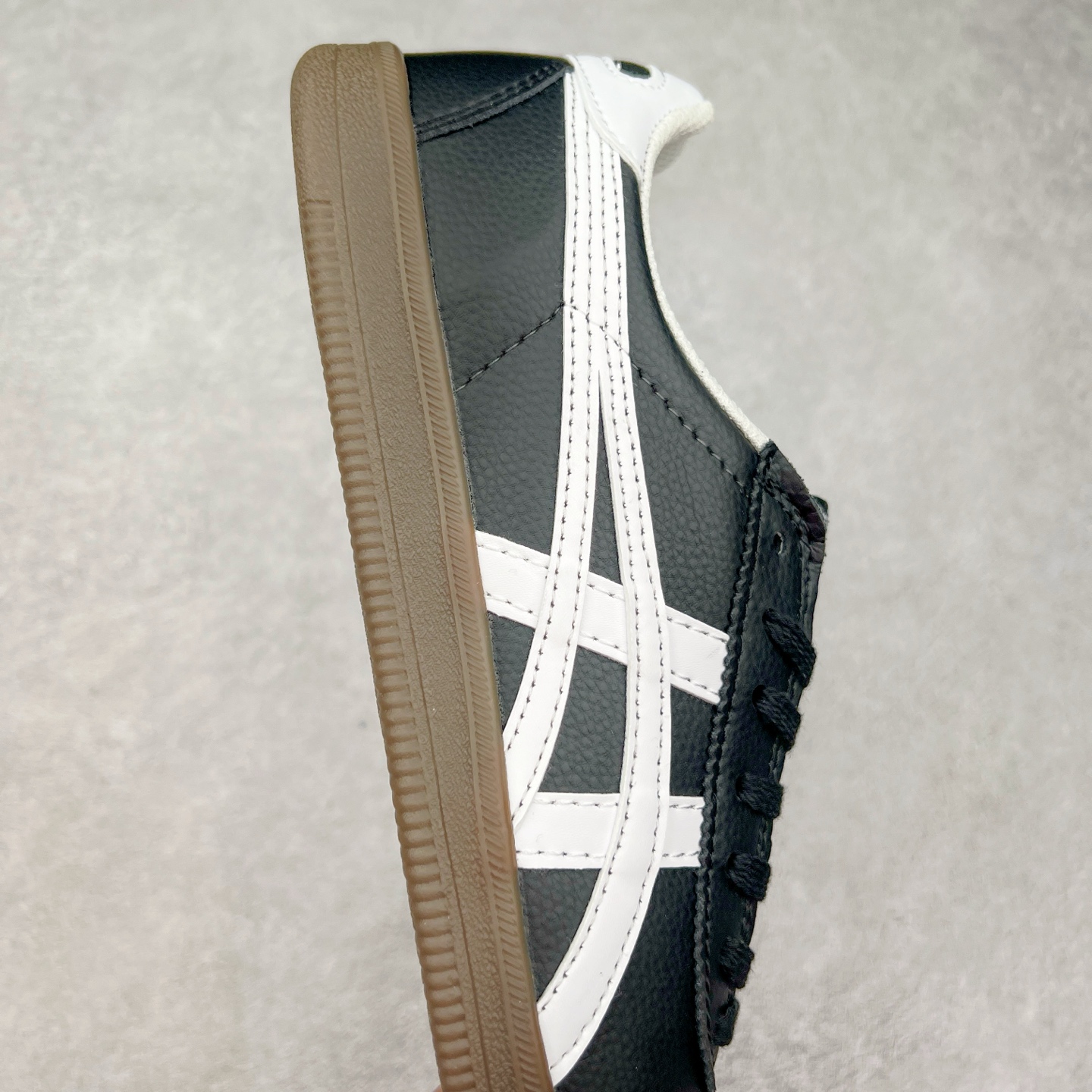 图片[6]-＃特价福利 Asics Onitsuka Tige TOKUTEN 亚瑟士鬼冢虎男女士复古跑鞋街拍潮鞋低帮板鞋经典款中性复古运动鞋 轻盈舒适 时尚与复古与一体 轻盈的款式 适合夏天~简单的设定配合修长的线条 全鞋身均以麖皮打造 散发着日本新一代的潮流品味 无论配衬任何造型都能胜任 Tokuten 精神来自80年代的室内用鞋 T-TOE前足补强设计 环状中底底部结构 橡胶大底元素 防滑耐磨的同时保持着鞋子的轻盈 并提供良好牵引力 脚感柔软舒适 长时间行走也不会觉得脚部不适 经典复刻款 休闲百搭 中性款男女都可穿 尺码：36 37 37.5 38 39 40.5 41.5 42 42.5 43.5 44 45-选品中心