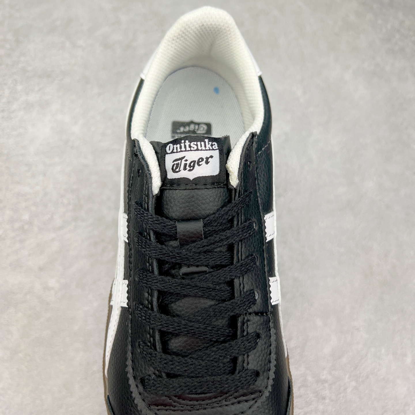 图片[5]-＃特价福利 Asics Onitsuka Tige TOKUTEN 亚瑟士鬼冢虎男女士复古跑鞋街拍潮鞋低帮板鞋经典款中性复古运动鞋 轻盈舒适 时尚与复古与一体 轻盈的款式 适合夏天~简单的设定配合修长的线条 全鞋身均以麖皮打造 散发着日本新一代的潮流品味 无论配衬任何造型都能胜任 Tokuten 精神来自80年代的室内用鞋 T-TOE前足补强设计 环状中底底部结构 橡胶大底元素 防滑耐磨的同时保持着鞋子的轻盈 并提供良好牵引力 脚感柔软舒适 长时间行走也不会觉得脚部不适 经典复刻款 休闲百搭 中性款男女都可穿 尺码：36 37 37.5 38 39 40.5 41.5 42 42.5 43.5 44 45-选品中心