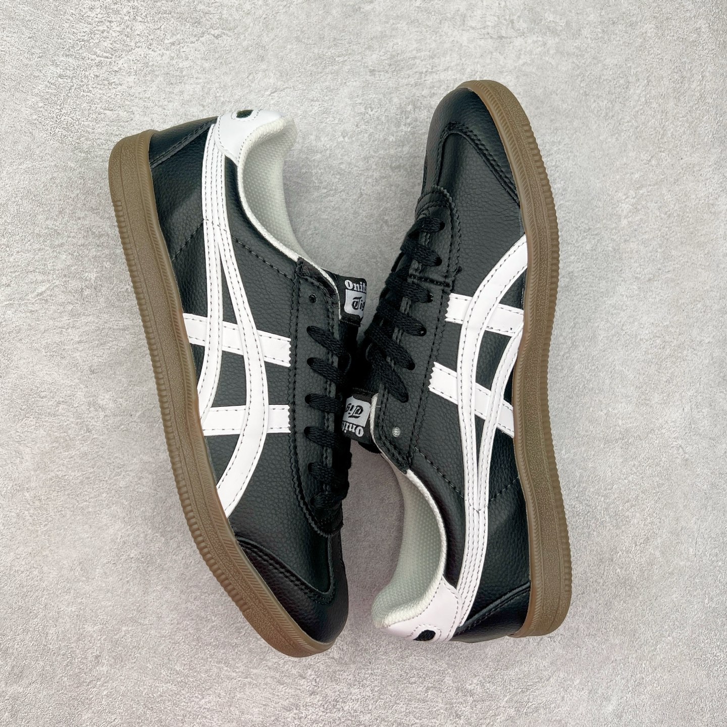 图片[3]-＃特价福利 Asics Onitsuka Tige TOKUTEN 亚瑟士鬼冢虎男女士复古跑鞋街拍潮鞋低帮板鞋经典款中性复古运动鞋 轻盈舒适 时尚与复古与一体 轻盈的款式 适合夏天~简单的设定配合修长的线条 全鞋身均以麖皮打造 散发着日本新一代的潮流品味 无论配衬任何造型都能胜任 Tokuten 精神来自80年代的室内用鞋 T-TOE前足补强设计 环状中底底部结构 橡胶大底元素 防滑耐磨的同时保持着鞋子的轻盈 并提供良好牵引力 脚感柔软舒适 长时间行走也不会觉得脚部不适 经典复刻款 休闲百搭 中性款男女都可穿 尺码：36 37 37.5 38 39 40.5 41.5 42 42.5 43.5 44 45-选品中心