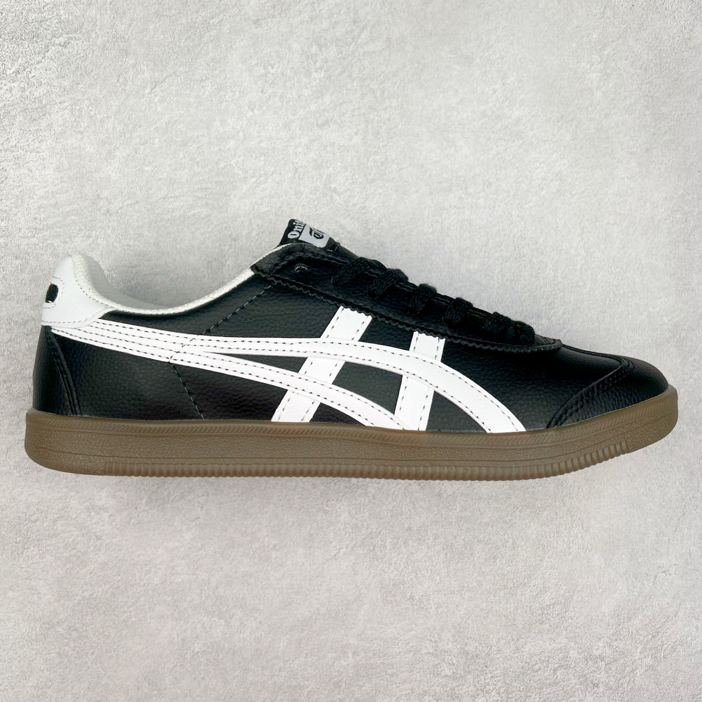 ＃特价福利 Asics Onitsuka Tige TOKUTEN 亚瑟士鬼冢虎男女士复古跑鞋街拍潮鞋低帮板鞋经典款中性复古运动鞋 轻盈舒适 时尚与复古与一体 轻盈的款式 适合夏天~简单的设定配合修长的线条 全鞋身均以麖皮打造 散发着日本新一代的潮流品味 无论配衬任何造型都能胜任 Tokuten 精神来自80年代的室内用鞋 T-TOE前足补强设计 环状中底底部结构 橡胶大底元素 防滑耐磨的同时保持着鞋子的轻盈 并提供良好牵引力 脚感柔软舒适 长时间行走也不会觉得脚部不适 经典复刻款 休闲百搭 中性款男女都可穿 尺码：36 37 37.5 38 39 40.5 41.5 42 42.5 43.5 44 45-选品中心