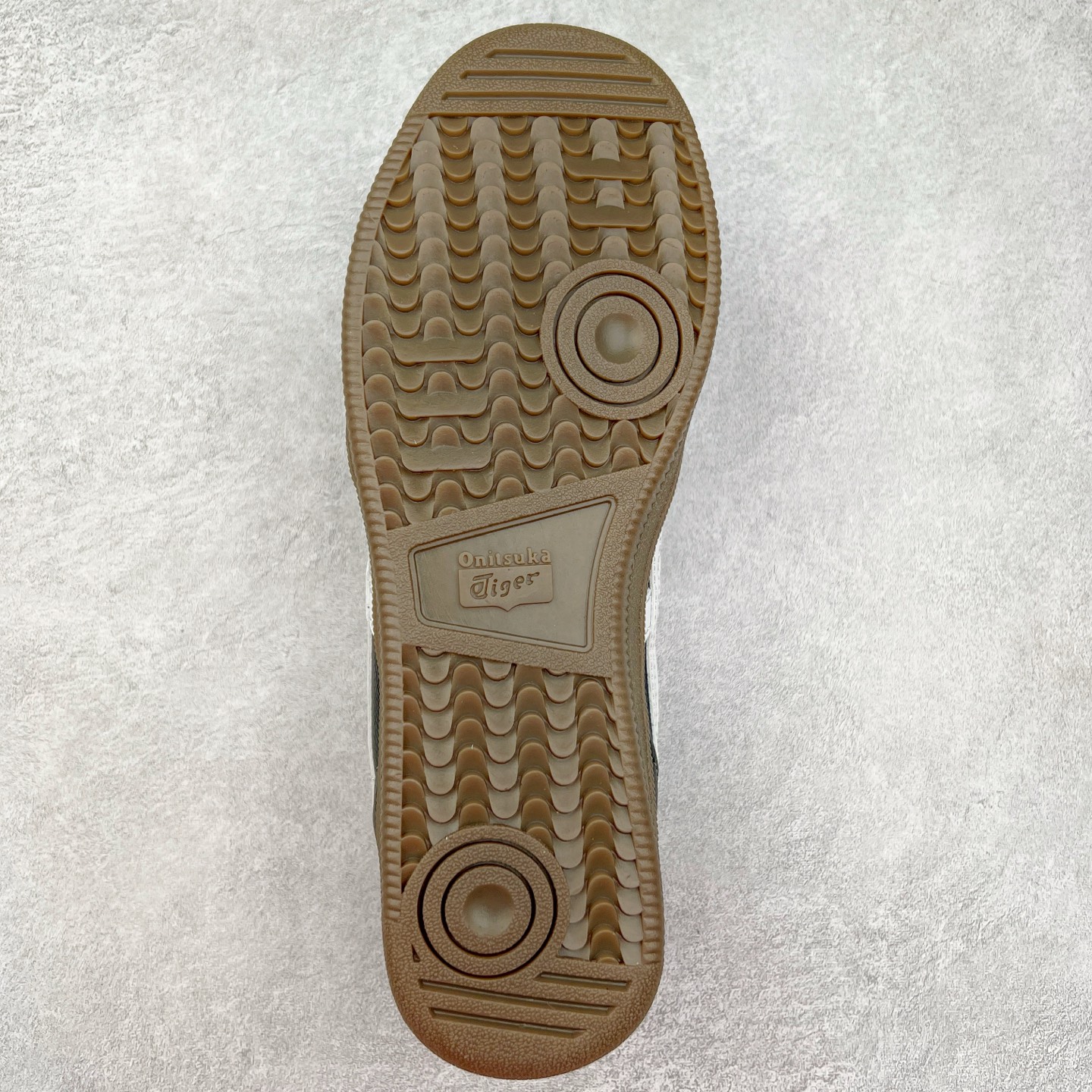 图片[9]-＃特价福利 Asics Onitsuka Tige TOKUTEN 亚瑟士鬼冢虎男女士复古跑鞋街拍潮鞋低帮板鞋经典款中性复古运动鞋 轻盈舒适 时尚与复古与一体 轻盈的款式 适合夏天~简单的设定配合修长的线条 全鞋身均以麖皮打造 散发着日本新一代的潮流品味 无论配衬任何造型都能胜任 Tokuten 精神来自80年代的室内用鞋 T-TOE前足补强设计 环状中底底部结构 橡胶大底元素 防滑耐磨的同时保持着鞋子的轻盈 并提供良好牵引力 脚感柔软舒适 长时间行走也不会觉得脚部不适 经典复刻款 休闲百搭 中性款男女都可穿 尺码：36 37 37.5 38 39 40.5 41.5 42 42.5 43.5 44 45-选品中心