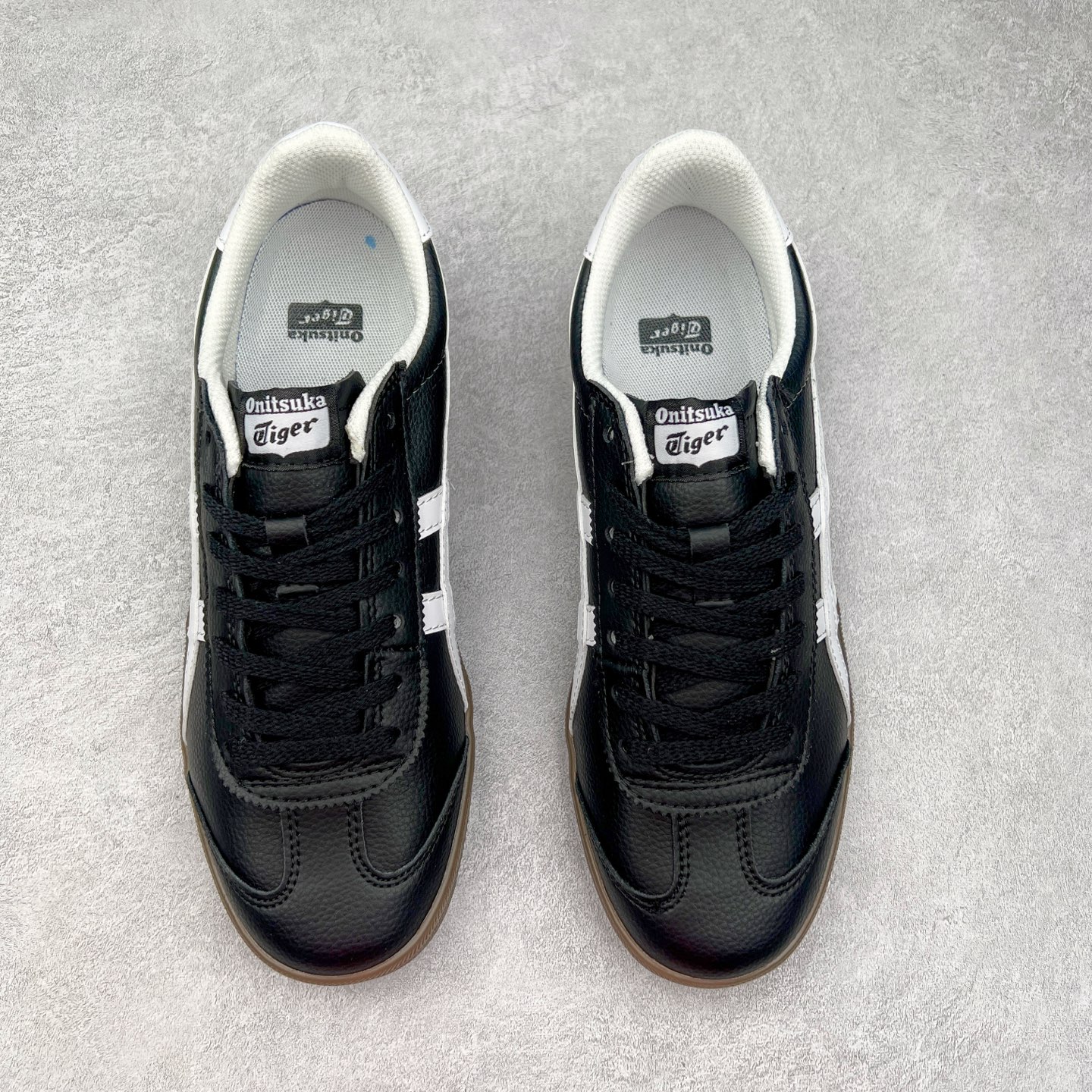 图片[2]-＃特价福利 Asics Onitsuka Tige TOKUTEN 亚瑟士鬼冢虎男女士复古跑鞋街拍潮鞋低帮板鞋经典款中性复古运动鞋 轻盈舒适 时尚与复古与一体 轻盈的款式 适合夏天~简单的设定配合修长的线条 全鞋身均以麖皮打造 散发着日本新一代的潮流品味 无论配衬任何造型都能胜任 Tokuten 精神来自80年代的室内用鞋 T-TOE前足补强设计 环状中底底部结构 橡胶大底元素 防滑耐磨的同时保持着鞋子的轻盈 并提供良好牵引力 脚感柔软舒适 长时间行走也不会觉得脚部不适 经典复刻款 休闲百搭 中性款男女都可穿 尺码：36 37 37.5 38 39 40.5 41.5 42 42.5 43.5 44 45-选品中心