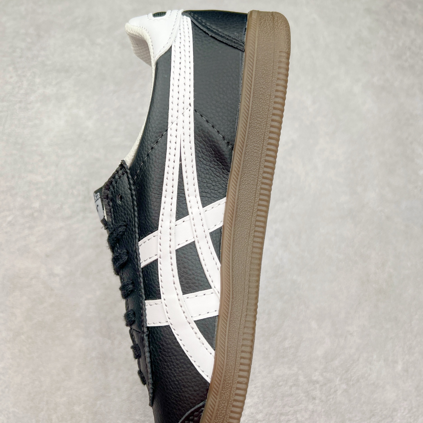 图片[7]-＃特价福利 Asics Onitsuka Tige TOKUTEN 亚瑟士鬼冢虎男女士复古跑鞋街拍潮鞋低帮板鞋经典款中性复古运动鞋 轻盈舒适 时尚与复古与一体 轻盈的款式 适合夏天~简单的设定配合修长的线条 全鞋身均以麖皮打造 散发着日本新一代的潮流品味 无论配衬任何造型都能胜任 Tokuten 精神来自80年代的室内用鞋 T-TOE前足补强设计 环状中底底部结构 橡胶大底元素 防滑耐磨的同时保持着鞋子的轻盈 并提供良好牵引力 脚感柔软舒适 长时间行走也不会觉得脚部不适 经典复刻款 休闲百搭 中性款男女都可穿 尺码：36 37 37.5 38 39 40.5 41.5 42 42.5 43.5 44 45-选品中心