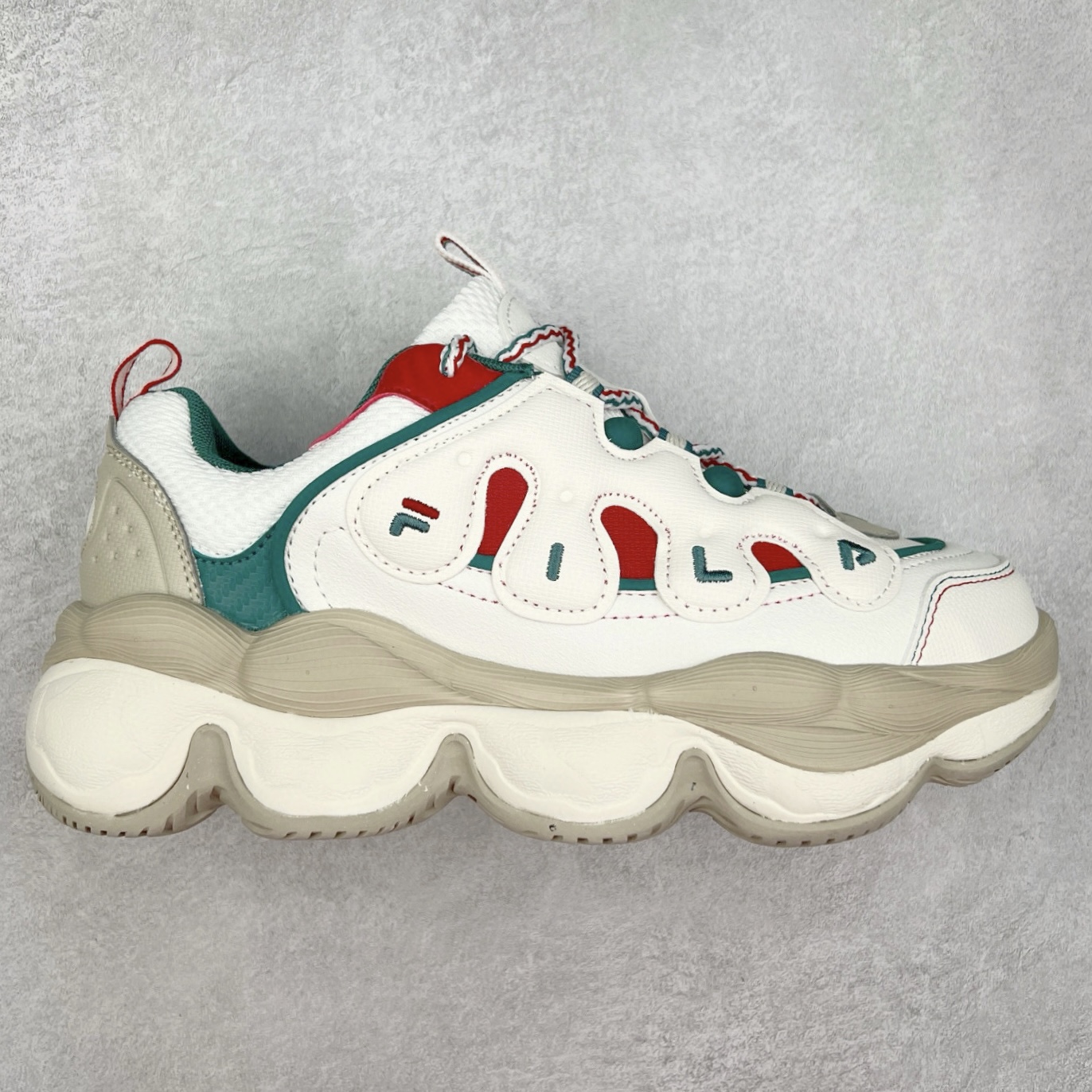 FILA PEASE 斐乐豌豆鞋舒适百搭防滑耐磨低帮生活休闲鞋老爹鞋 FILA的植物系穿搭深谙潮流之道，Clean-Fit的清新风格深深影响着City Boys & Girls。豌豆鞋的外观可谓一眼入魂，设计灵感来源于豌豆荚碱水面包，在鞋廓形保留薄款面包鞋DNA的基础上，发展并创新“面包鞋”风格，如垂挂豆子的鞋面，双层双色中底的鞋底都为这双鞋增添了独特的辨识度。独有的圆鼓豌豆形鞋面设计，鞋面革料做鼓，犹如一颗颗垂挂的豆子，圆润可爱，充满趣味；双层豌豆荚中底设计上层轻能发泡豆荚，下层柔能发泡豌豆形中底，打造圆润软弹、形象有趣的豌豆荚中底。饱满的外形带来温暖质感，上脚圆润，凸显腿部线条，时尚百搭。作为今年秋冬的出街鞋款，实在太合适不过了。豌豆鞋不仅外观令人过目不忘，并且脚感出众，独家的发泡材料提供了轻质软弹的舒适度，即便日行两万步也不会觉得疲惫，同时适应各种穿着场合，轻松搭配各种服饰。尺码：36 36.5 37.5 38 38.5 39 40 40.5 41 42 42.5 43 44 44.5 45-选品中心