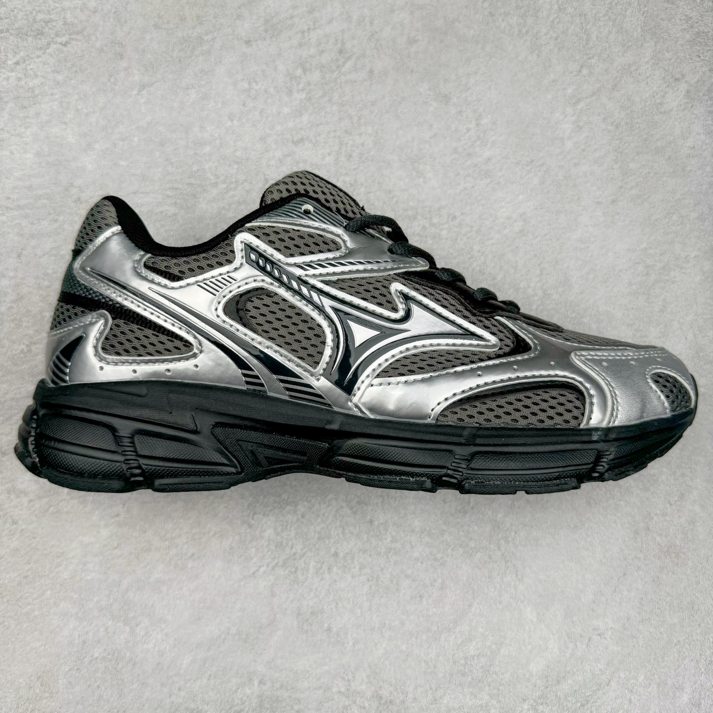 Mizuno Speed 2K 美津浓复古厚底织物合成革防滑耐磨透气低帮休闲跑步鞋 美津浓（Mizuno）是日本美津浓株式会社于1906年创立的运动品牌，经过一个多世纪的不断努力现已成为世界著名的运动器具、服装和鞋类生产商。美津浓力求服务于各类运动项目，并竭力使运动生活更加愉快和振奋。产品种类齐全，覆盖几乎全部主要运动项目，达到30万多个品类。尺码：36 36.5 37.5 38 38.5 39 40 40.5 41 42 42.5 43 44 44.5 45-选品中心