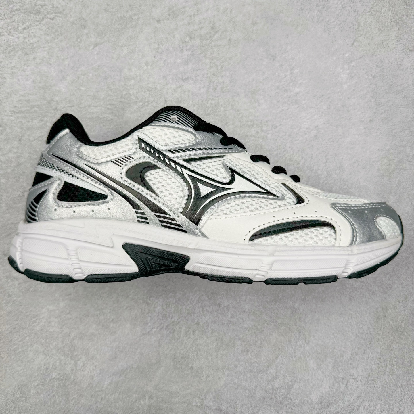 Mizuno Speed 2K 美津浓复古厚底织物合成革防滑耐磨透气低帮休闲跑步鞋 美津浓（Mizuno）是日本美津浓株式会社于1906年创立的运动品牌，经过一个多世纪的不断努力现已成为世界著名的运动器具、服装和鞋类生产商。美津浓力求服务于各类运动项目，并竭力使运动生活更加愉快和振奋。产品种类齐全，覆盖几乎全部主要运动项目，达到30万多个品类。尺码：36 36.5 37.5 38 38.5 39 40 40.5 41 42 42.5 43 44 44.5 45-选品中心