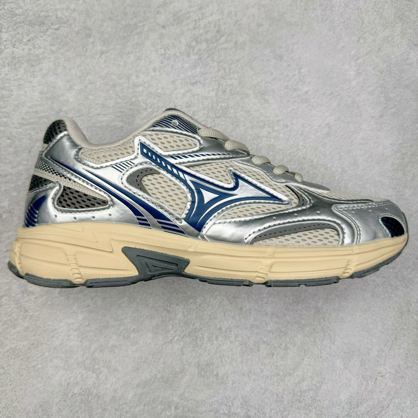 Mizuno Speed 2K 美津浓复古厚底织物合成革防滑耐磨透气低帮休闲跑步鞋 美津浓（Mizuno）是日本美津浓株式会社于1906年创立的运动品牌，经过一个多世纪的不断努力现已成为世界著名的运动器具、服装和鞋类生产商。美津浓力求服务于各类运动项目，并竭力使运动生活更加愉快和振奋。产品种类齐全，覆盖几乎全部主要运动项目，达到30万多个品类。尺码：36 36.5 37.5 38 38.5 39 40 40.5 41 42 42.5 43 44 44.5 45-选品中心