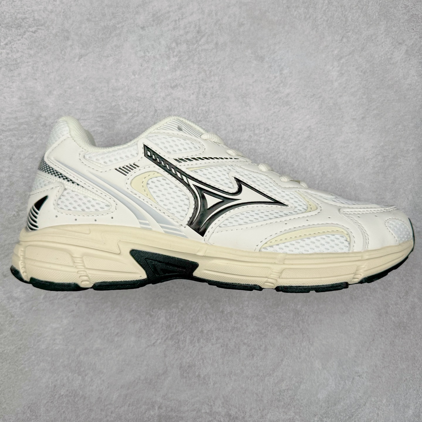 Mizuno Speed 2K 美津浓复古厚底织物合成革防滑耐磨透气低帮休闲跑步鞋 美津浓（Mizuno）是日本美津浓株式会社于1906年创立的运动品牌，经过一个多世纪的不断努力现已成为世界著名的运动器具、服装和鞋类生产商。美津浓力求服务于各类运动项目，并竭力使运动生活更加愉快和振奋。产品种类齐全，覆盖几乎全部主要运动项目，达到30万多个品类。尺码：36 36.5 37.5 38 38.5 39 40 40.5 41 42 42.5 43 44 44.5 45-选品中心