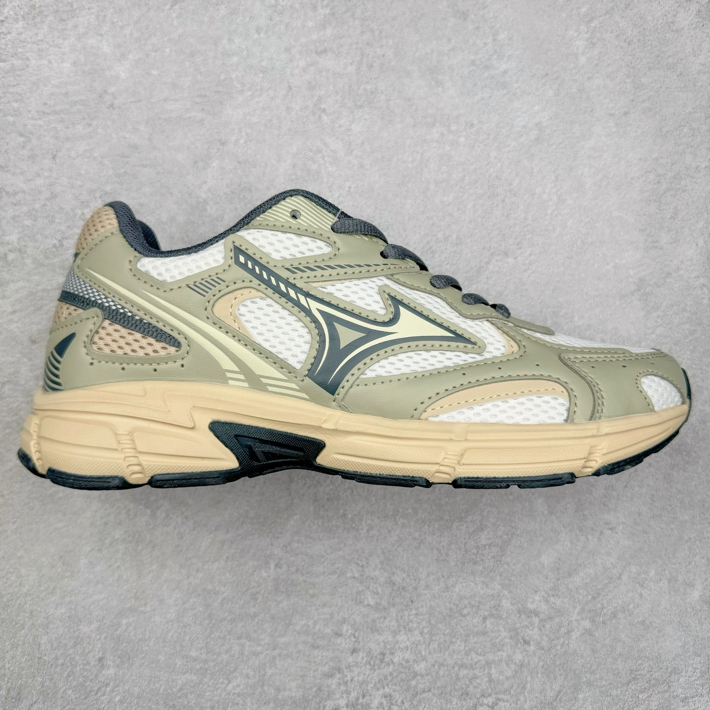 Mizuno Speed 2K 美津浓复古厚底织物合成革防滑耐磨透气低帮休闲跑步鞋 美津浓（Mizuno）是日本美津浓株式会社于1906年创立的运动品牌，经过一个多世纪的不断努力现已成为世界著名的运动器具、服装和鞋类生产商。美津浓力求服务于各类运动项目，并竭力使运动生活更加愉快和振奋。产品种类齐全，覆盖几乎全部主要运动项目，达到30万多个品类。尺码：36 36.5 37.5 38 38.5 39 40 40.5 41 42 42.5 43 44 44.5 45-选品中心