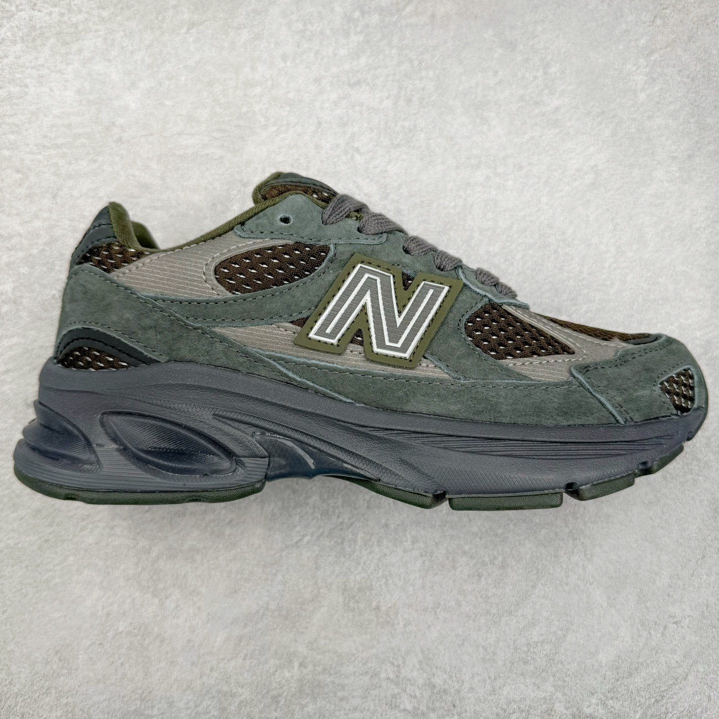 New Balance NB2010系列新百伦经典复古休闲运动板鞋 以ENCAP中底配以升级版 N-ERGY缓震物料 鞋面则采用特色的柔软麂皮搭以NewBalance经典的尼龙网布 低调中还原跑鞋本真 更年轻化的设计理念与材质 让新世代青年得以用全新视角体验经典鞋款的传奇魅力 货号：U2010NB13731 尺码：36 37 37.5 38 38.5 39.5 40 40.5 41.5 42 42.5 43 44-选品中心