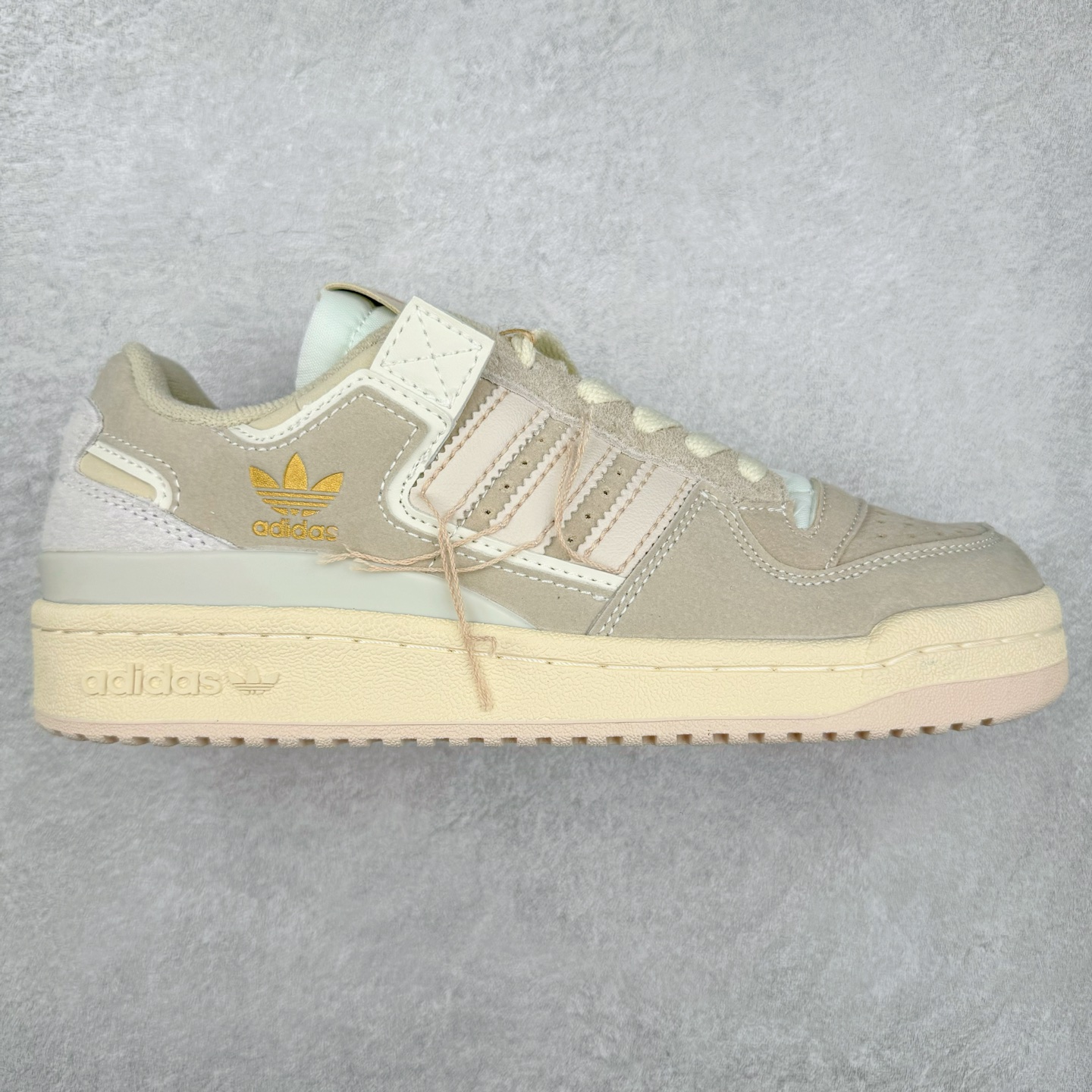 ＃特价福利 AD Forum 84 Low OG 低帮百搭潮流休闲运动板鞋 以复古篮球鞋的外形为基础 采用皮革拼接 简约百搭 更加贴合舒适 中底内侧网格造型起到点睛之笔 外底橡胶 更显复古 尺码：36 36.5 37.5 38 38.5 39 40 40.5 41 42 42.5 43 44 44.5 45-选品中心