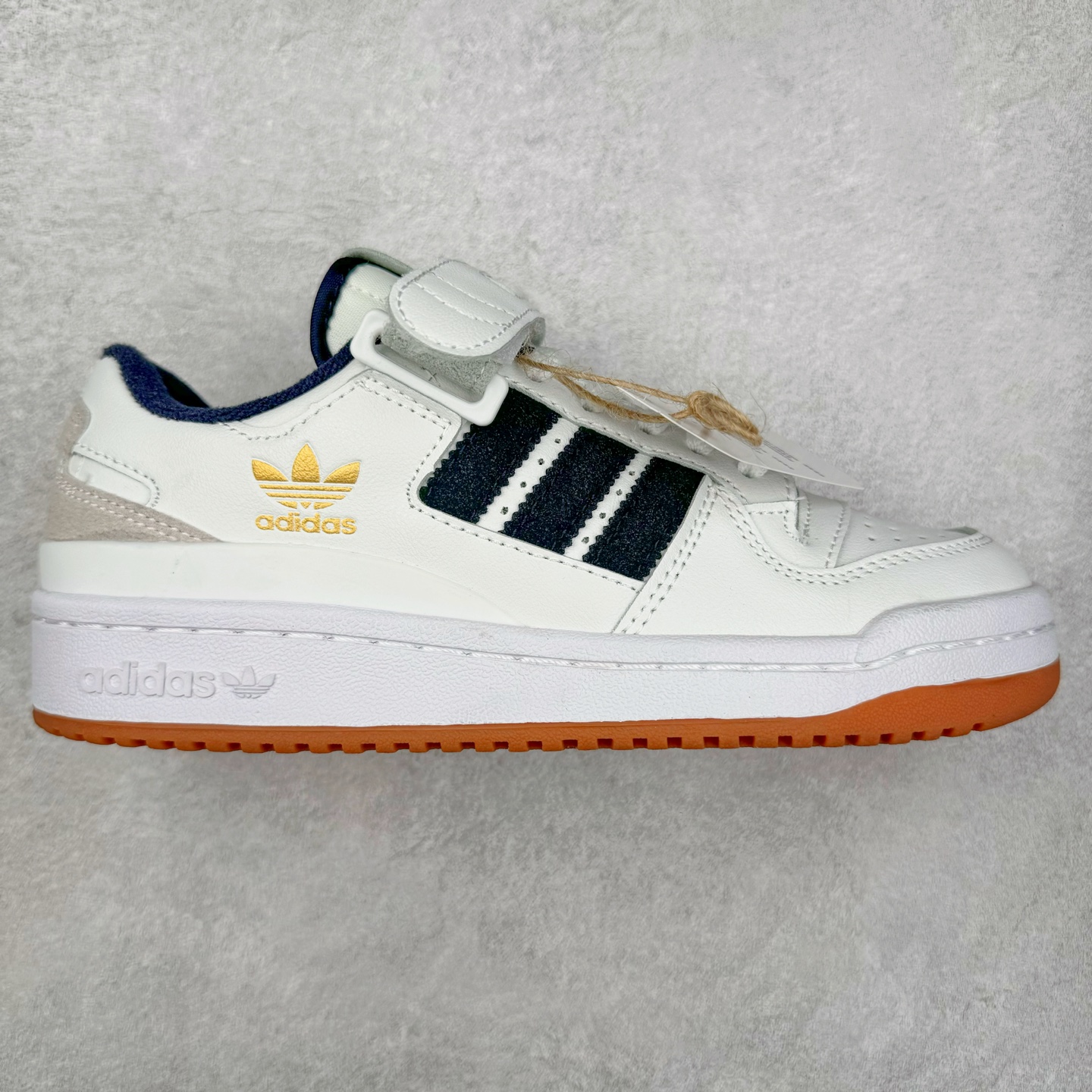 ＃特价福利 AD Forum 84 Low OG 低帮百搭潮流休闲运动板鞋 以复古篮球鞋的外形为基础 采用皮革拼接 简约百搭 更加贴合舒适 中底内侧网格造型起到点睛之笔 外底橡胶 更显复古 尺码：36 36.5 37.5 38 38.5 39 40 40.5 41 42 42.5 43 44 44.5 45-选品中心