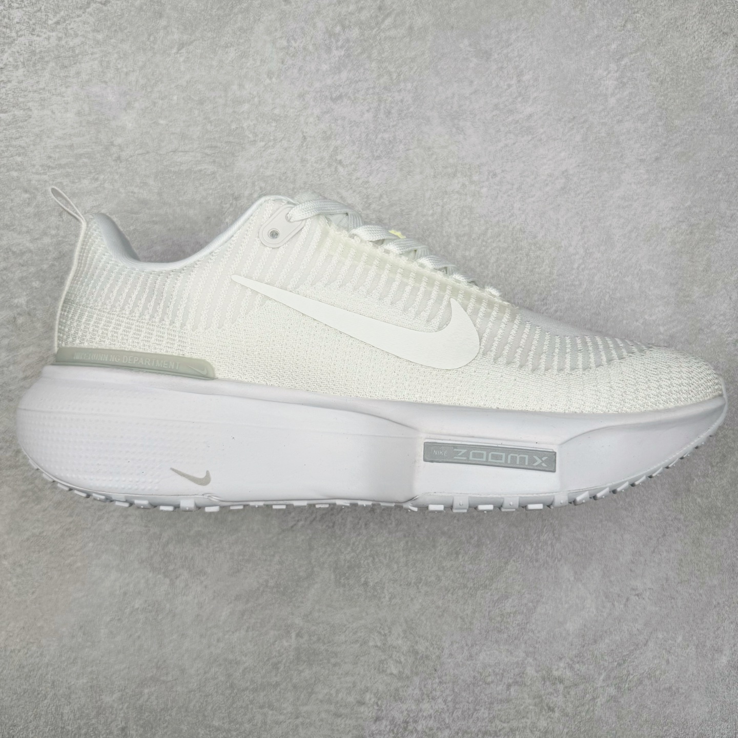 NK ZoomX Invincible Run Flyknit FK3 不可战胜3代系列轻量飞织低帮休闲运动慢跑鞋 此鞋专为短跑运动员而生，是为 5 至 10 公里距离的赛事和训练打造。整体设计采用流线型的轻质工程网眼材质构成鞋面，并与其他 Running 旗舰鞋款同样搭载全脚掌 ZoomX 缓冲中底，搭配 Pebax 物料与橡胶外底。ZoomX StreakFly 首发配色以“Prototype”呈现，其灵感是来自开发期间的磨损测试，透过编号的标记与内侧的预期跑步距离突出研发过程。尺码：36 36.5 37.5 38 38.5 39 40 40.5 41 42 42.5 43 44 44.5 45-选品中心