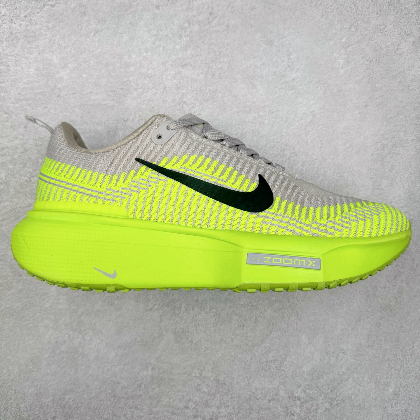 NK ZoomX Invincible Run Flyknit FK3 不可战胜3代系列轻量飞织低帮休闲运动慢跑鞋 此鞋专为短跑运动员而生，是为 5 至 10 公里距离的赛事和训练打造。整体设计采用流线型的轻质工程网眼材质构成鞋面，并与其他 Running 旗舰鞋款同样搭载全脚掌 ZoomX 缓冲中底，搭配 Pebax 物料与橡胶外底。ZoomX StreakFly 首发配色以“Prototype”呈现，其灵感是来自开发期间的磨损测试，透过编号的标记与内侧的预期跑步距离突出研发过程。尺码：36 36.5 37.5 38 38.5 39 40 40.5 41 42 42.5 43 44 44.5 45-选品中心