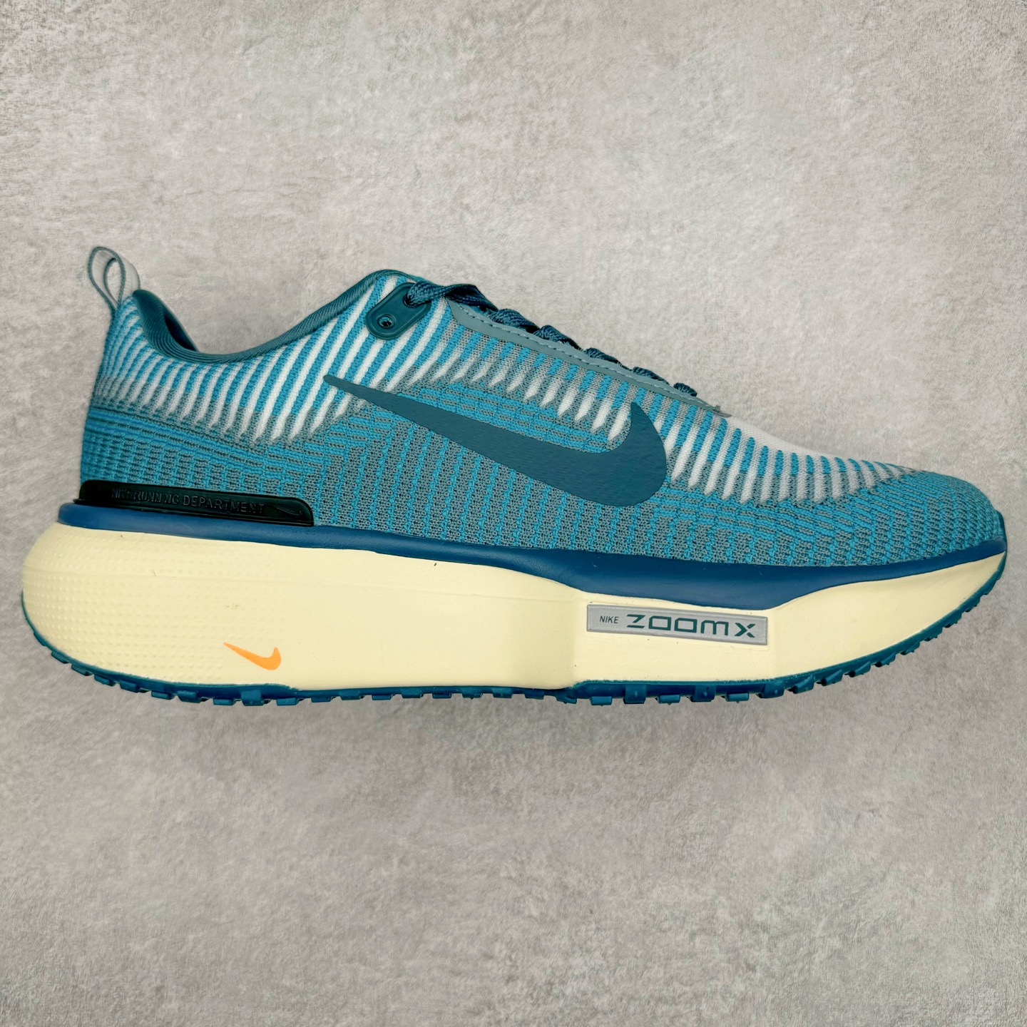 NK ZoomX Invincible Run Flyknit FK3 不可战胜3代系列轻量飞织低帮休闲运动慢跑鞋 此鞋专为短跑运动员而生，是为 5 至 10 公里距离的赛事和训练打造。整体设计采用流线型的轻质工程网眼材质构成鞋面，并与其他 Running 旗舰鞋款同样搭载全脚掌 ZoomX 缓冲中底，搭配 Pebax 物料与橡胶外底。ZoomX StreakFly 首发配色以“Prototype”呈现，其灵感是来自开发期间的磨损测试，透过编号的标记与内侧的预期跑步距离突出研发过程。尺码：36 36.5 37.5 38 38.5 39 40 40.5 41 42 42.5 43 44 44.5 45-选品中心