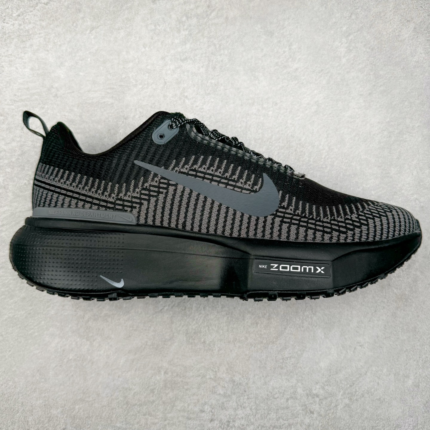 NK ZoomX Invincible Run Flyknit FK3 不可战胜3代系列轻量飞织低帮休闲运动慢跑鞋 此鞋专为短跑运动员而生，是为 5 至 10 公里距离的赛事和训练打造。整体设计采用流线型的轻质工程网眼材质构成鞋面，并与其他 Running 旗舰鞋款同样搭载全脚掌 ZoomX 缓冲中底，搭配 Pebax 物料与橡胶外底。ZoomX StreakFly 首发配色以“Prototype”呈现，其灵感是来自开发期间的磨损测试，透过编号的标记与内侧的预期跑步距离突出研发过程。尺码：36 36.5 37.5 38 38.5 39 40 40.5 41 42 42.5 43 44 44.5 45-选品中心